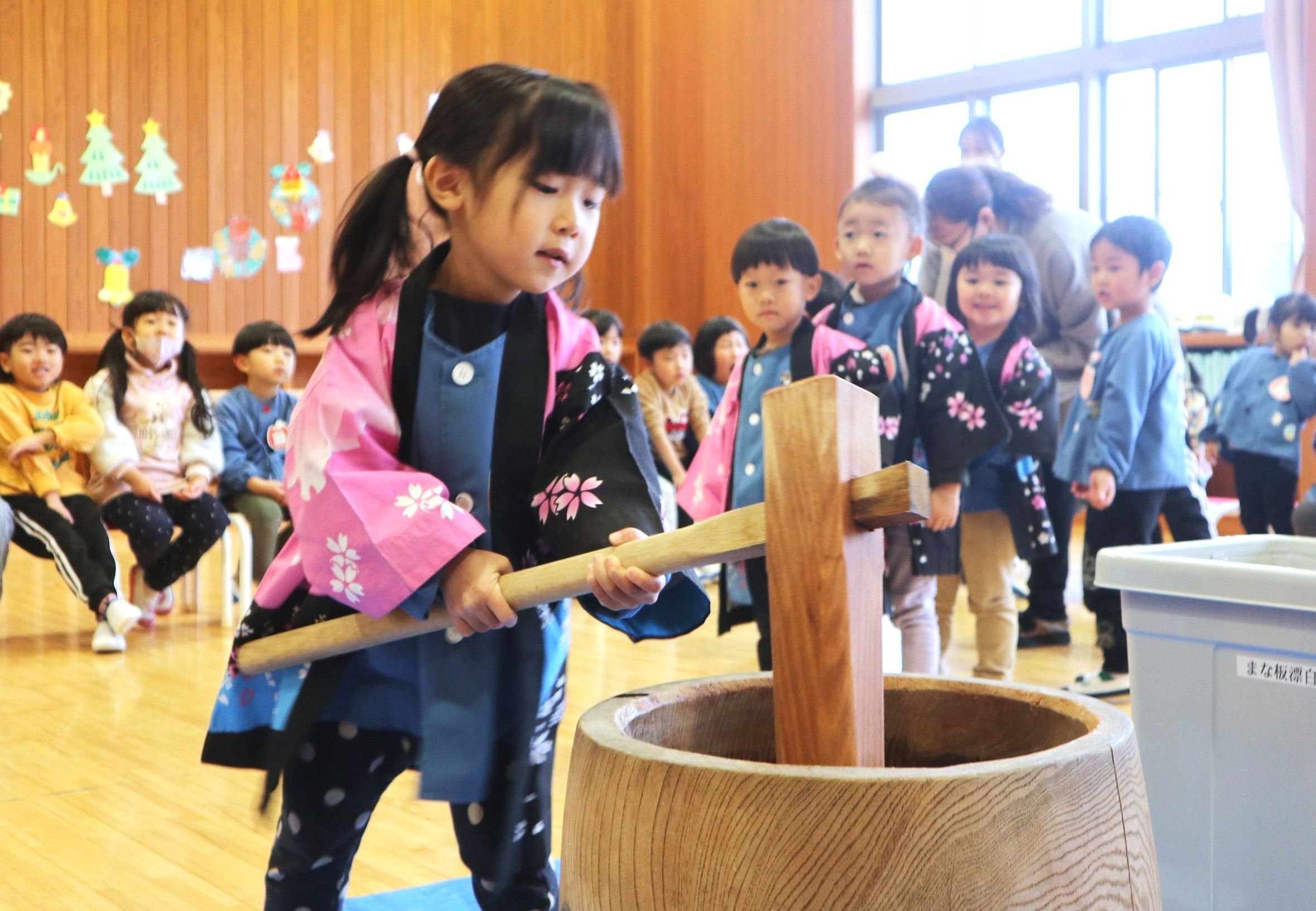 お正月を控え、園児らが「餅つき会」を楽しみました