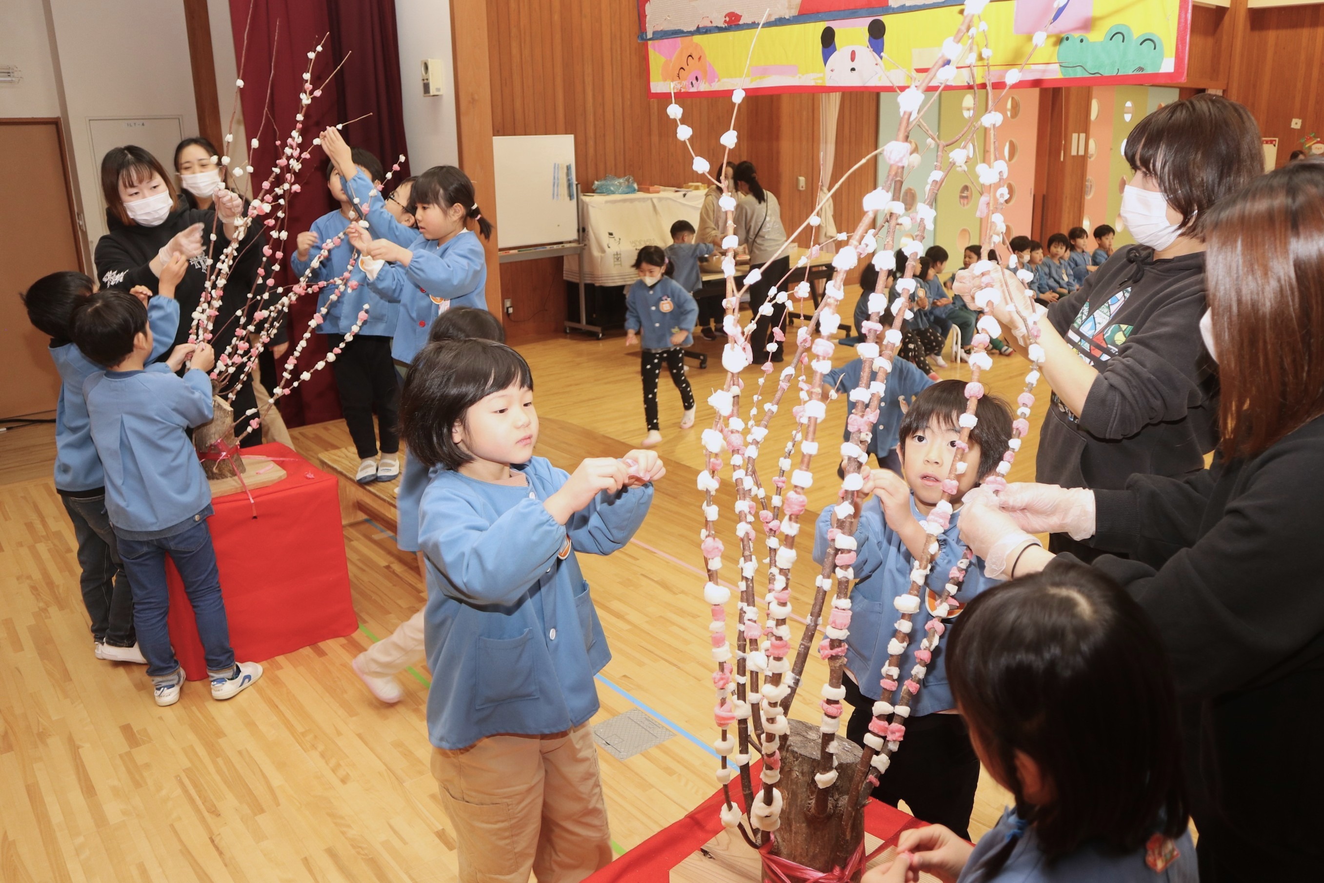 お正月を控え、園児らが「餅つき会」を楽しみました