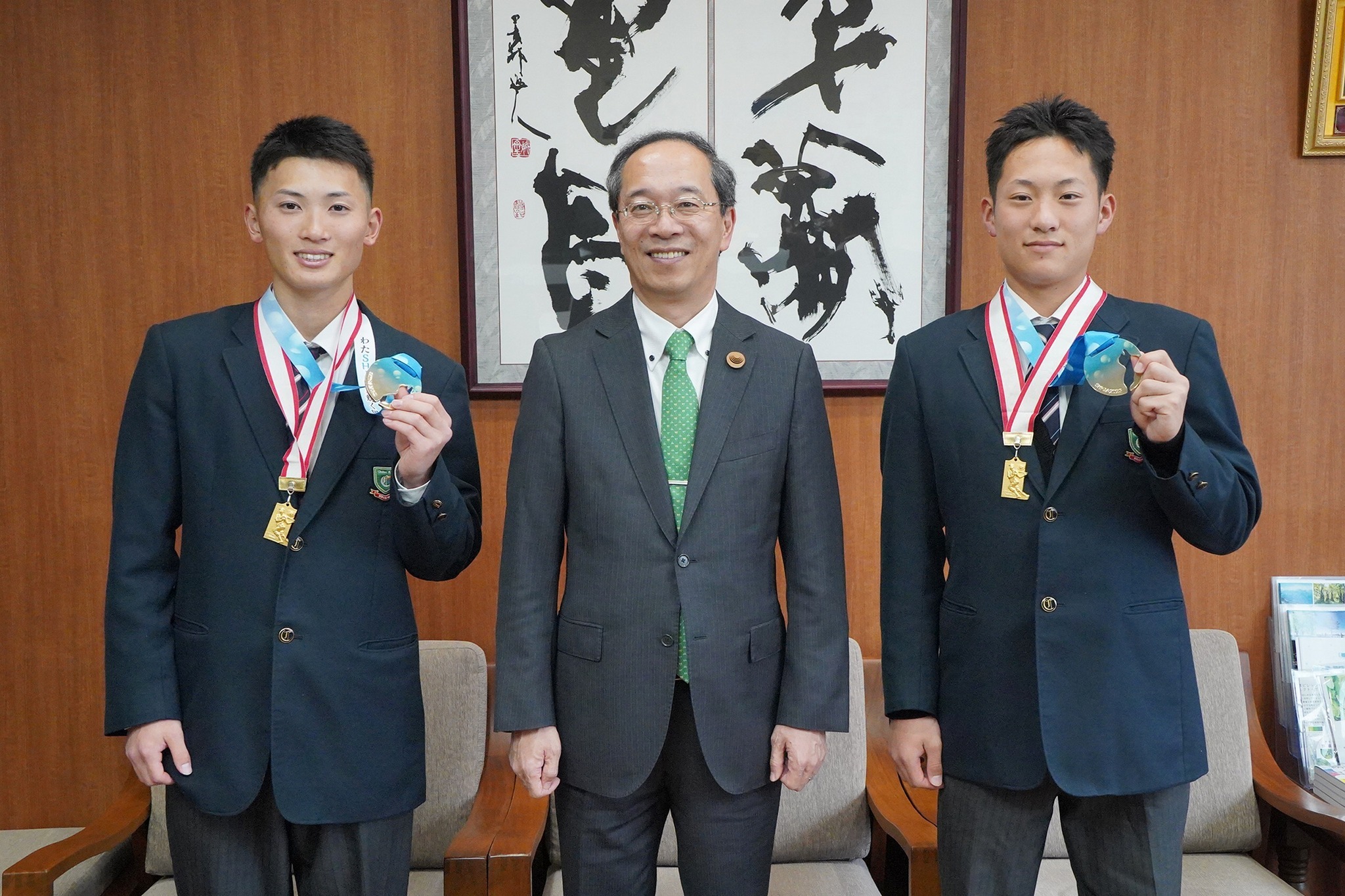 古川町出身で中京高校軟式野球部の田口天照さんと内野歩さんが優勝報告