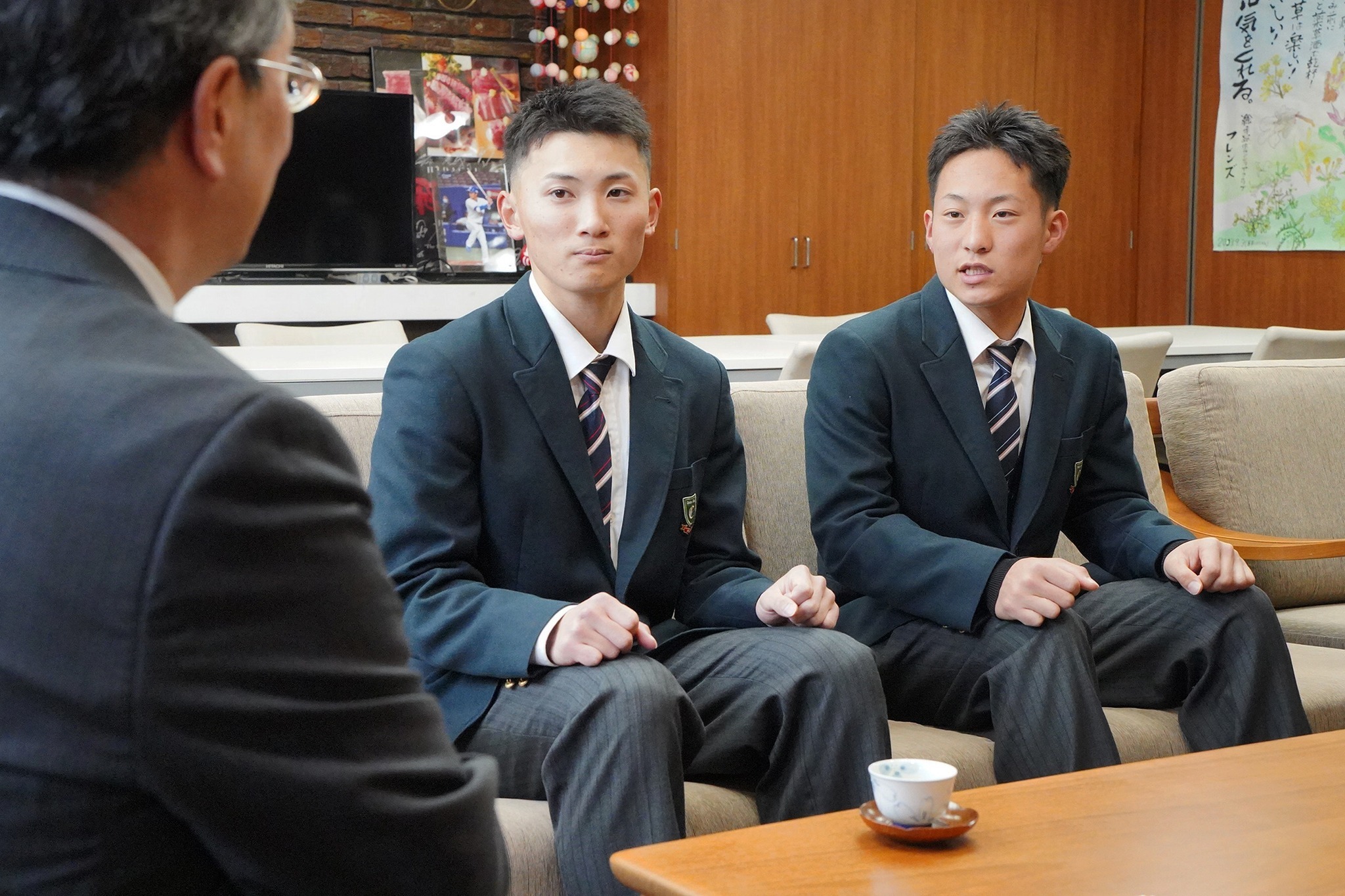 古川町出身で中京高校軟式野球部の田口天照さんと内野歩さんが優勝報告