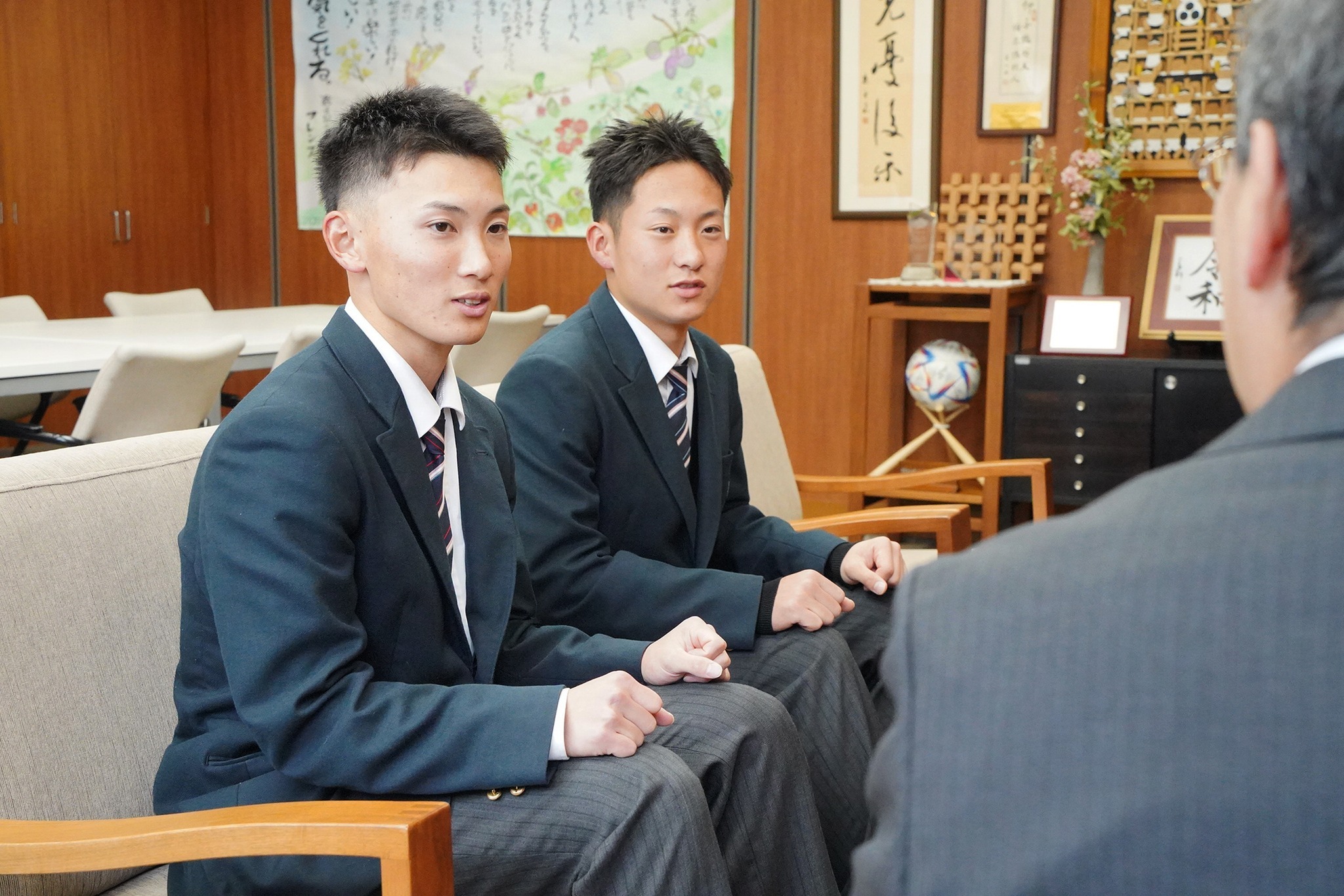 古川町出身で中京高校軟式野球部の田口天照さんと内野歩さんが優勝報告