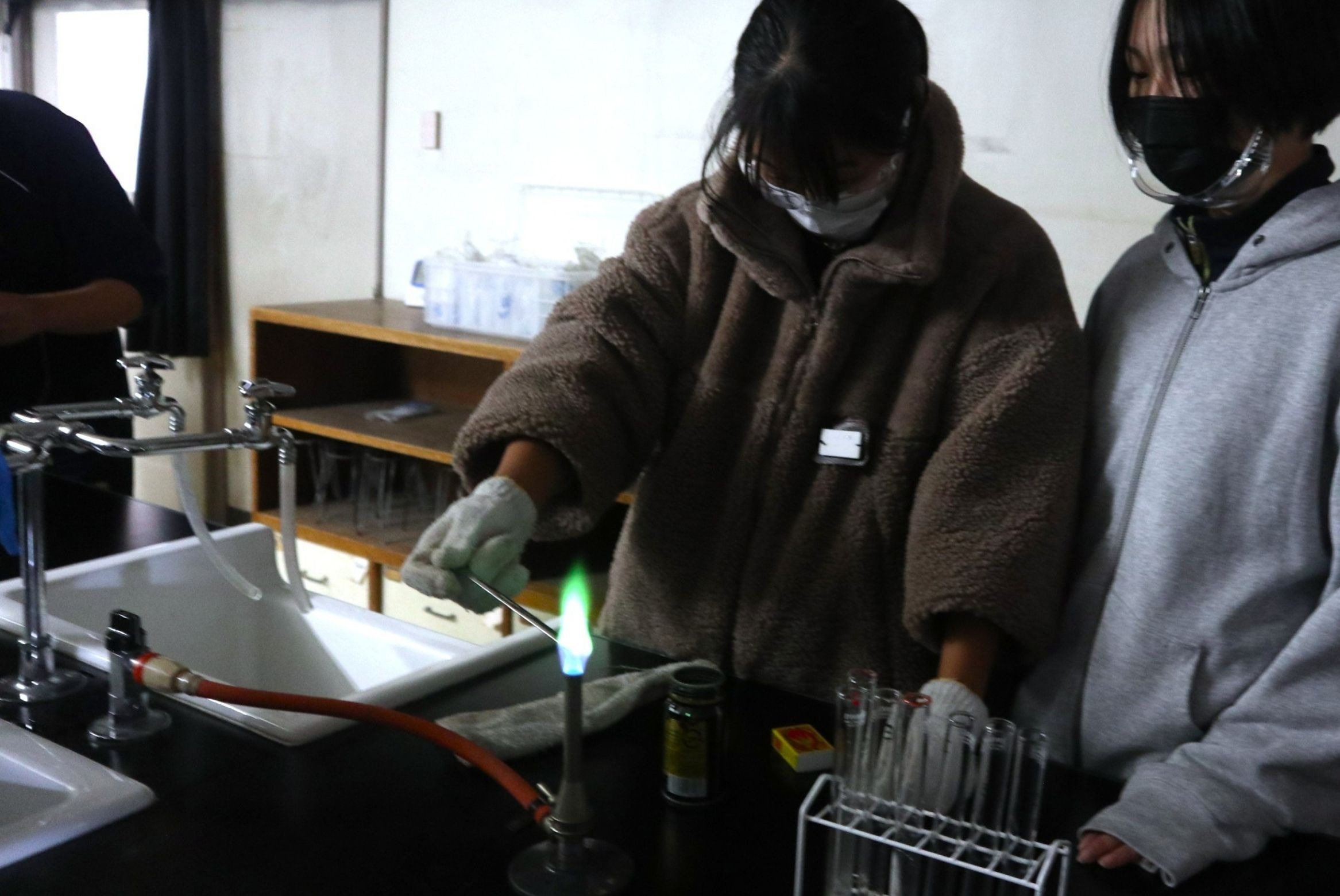 アルプス薬品研究員が出前講座…美しい炎色反応に生徒ら歓声