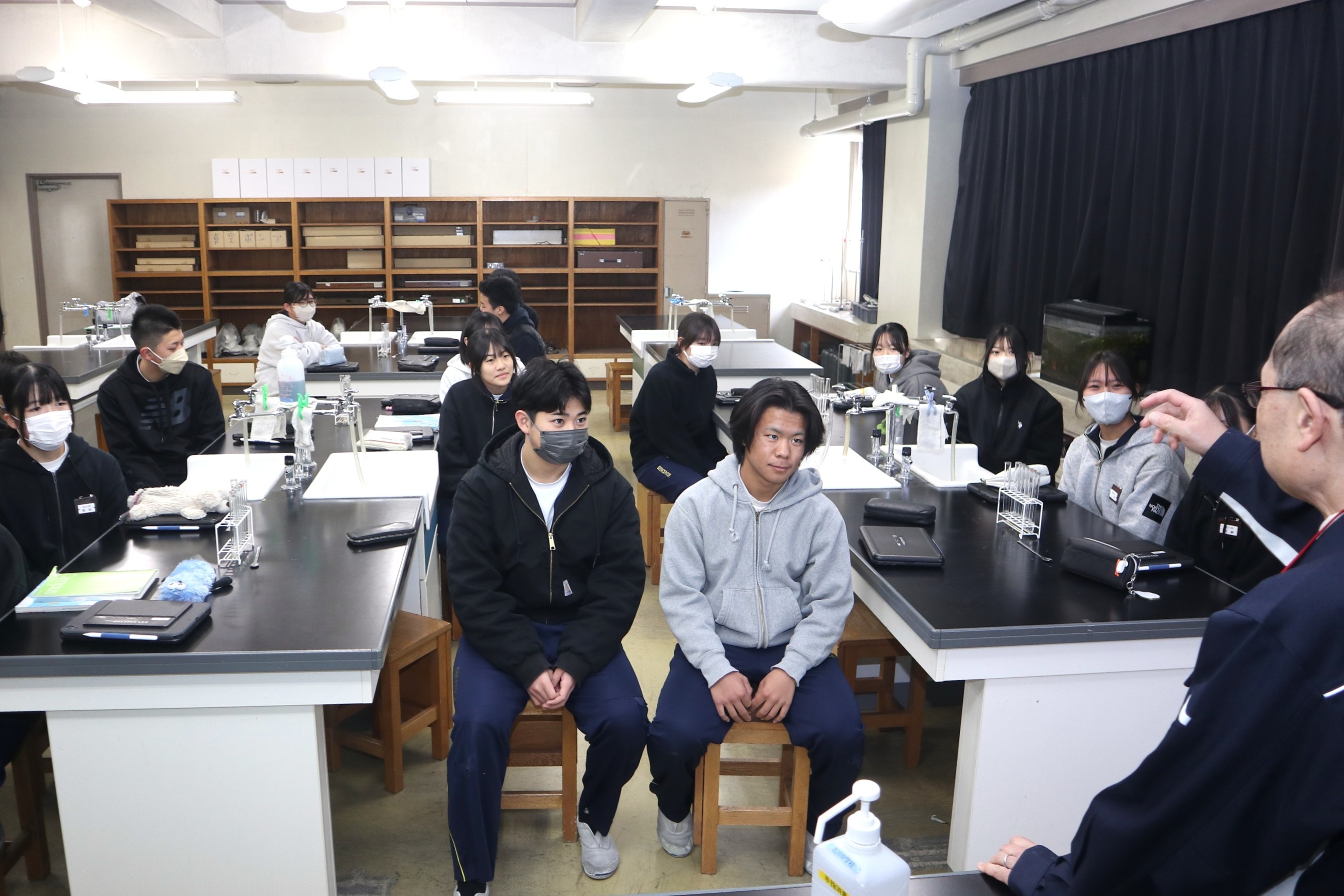 アルプス薬品研究員が出前講座…美しい炎色反応に生徒ら歓声