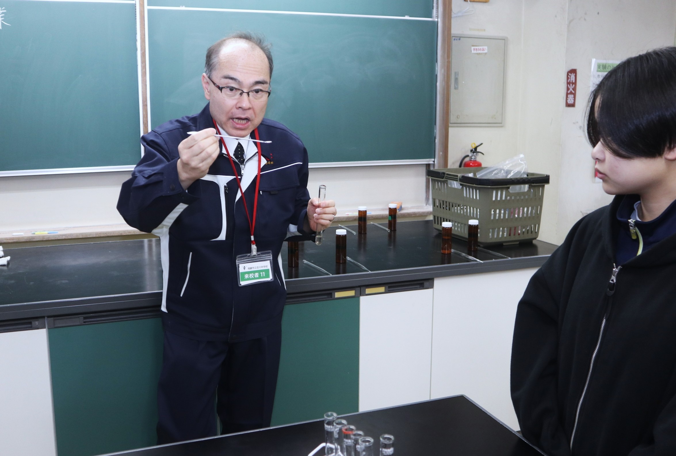 アルプス薬品研究員が出前講座…美しい炎色反応に生徒ら歓声