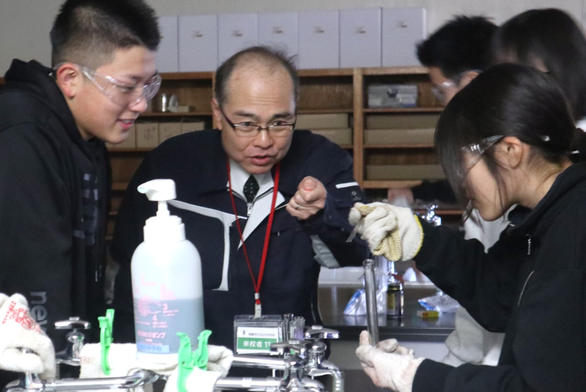 アルプス薬品研究員が出前講座…美しい炎色反応に生徒ら歓声