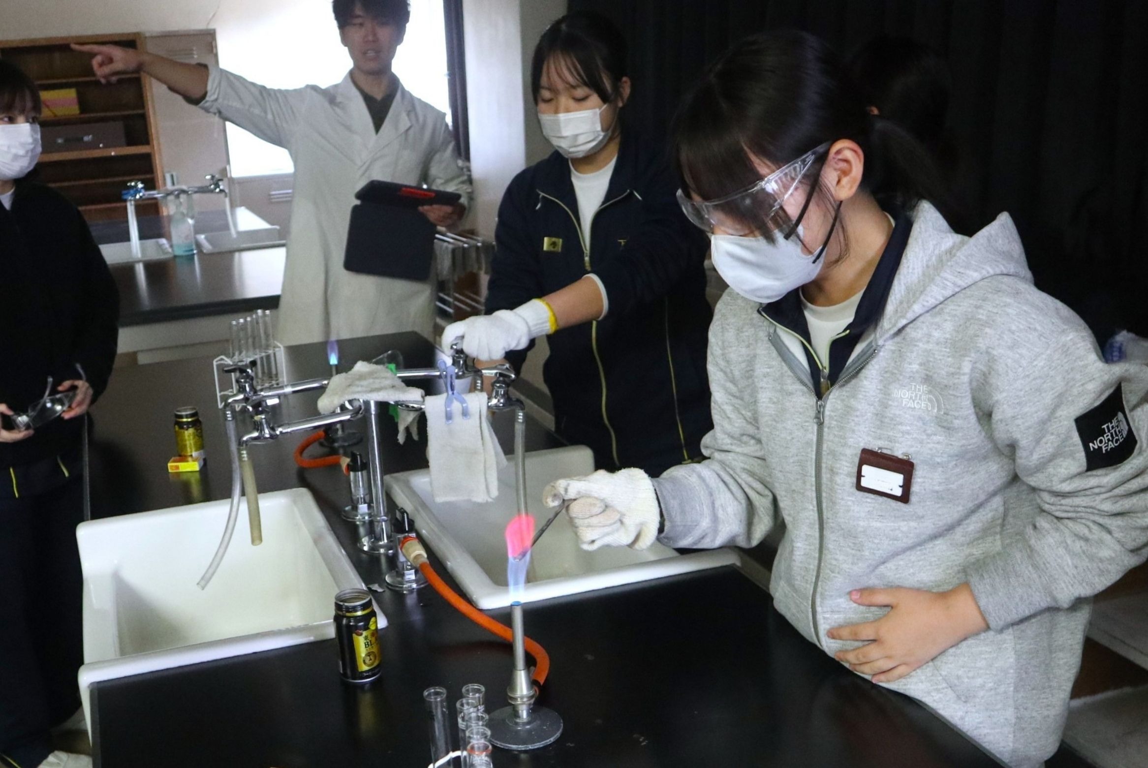 アルプス薬品研究員が出前講座…美しい炎色反応に生徒ら歓声