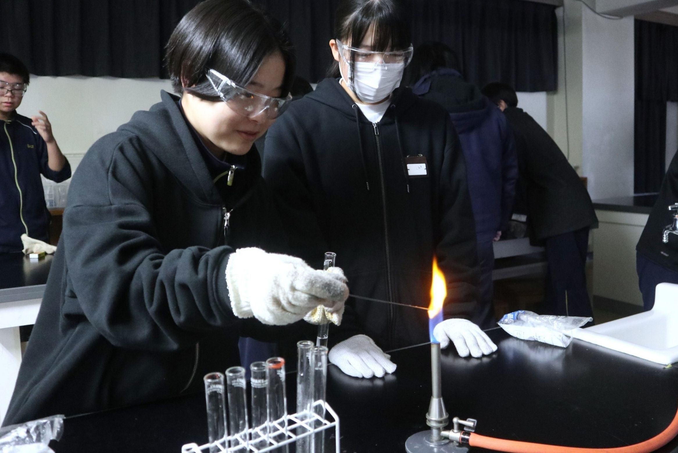 アルプス薬品研究員が出前講座…美しい炎色反応に生徒ら歓声