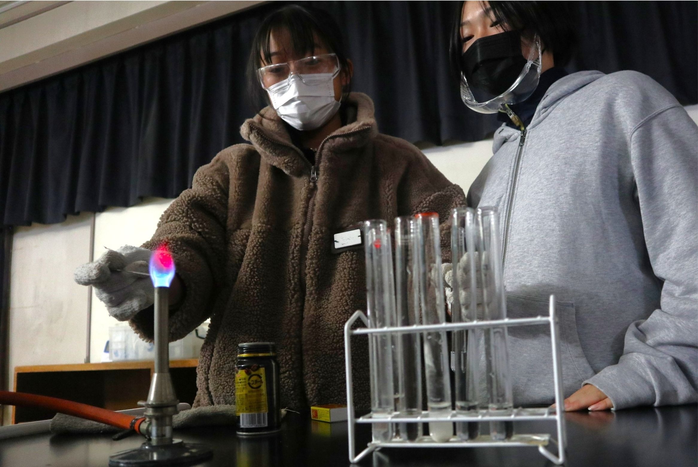 アルプス薬品研究員が出前講座…美しい炎色反応に生徒ら歓声