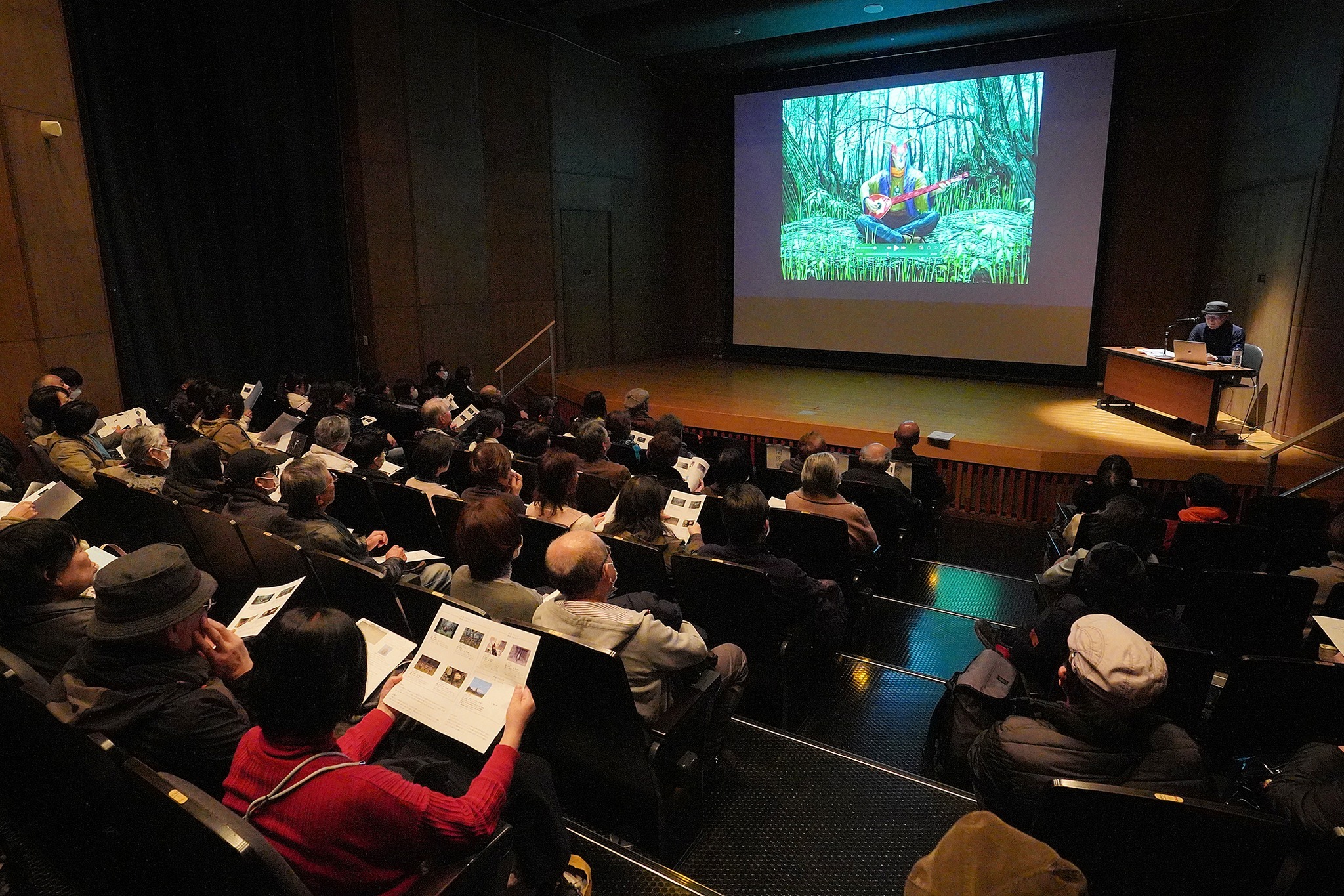 古川町出身の映像作家・泉原昭人さんら制作の映像作品を上映