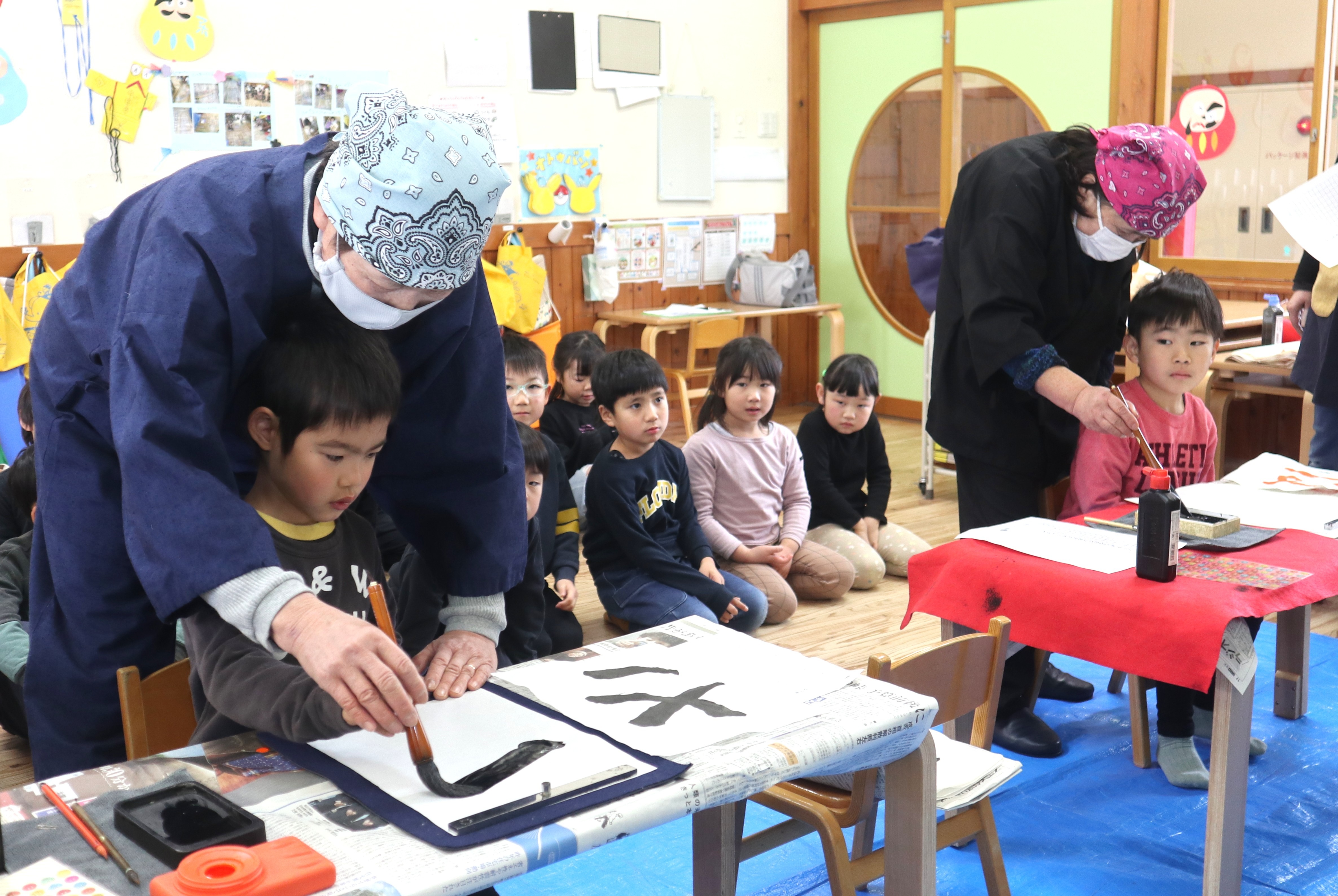 心穏やかに…園児らが初めて書道を体験