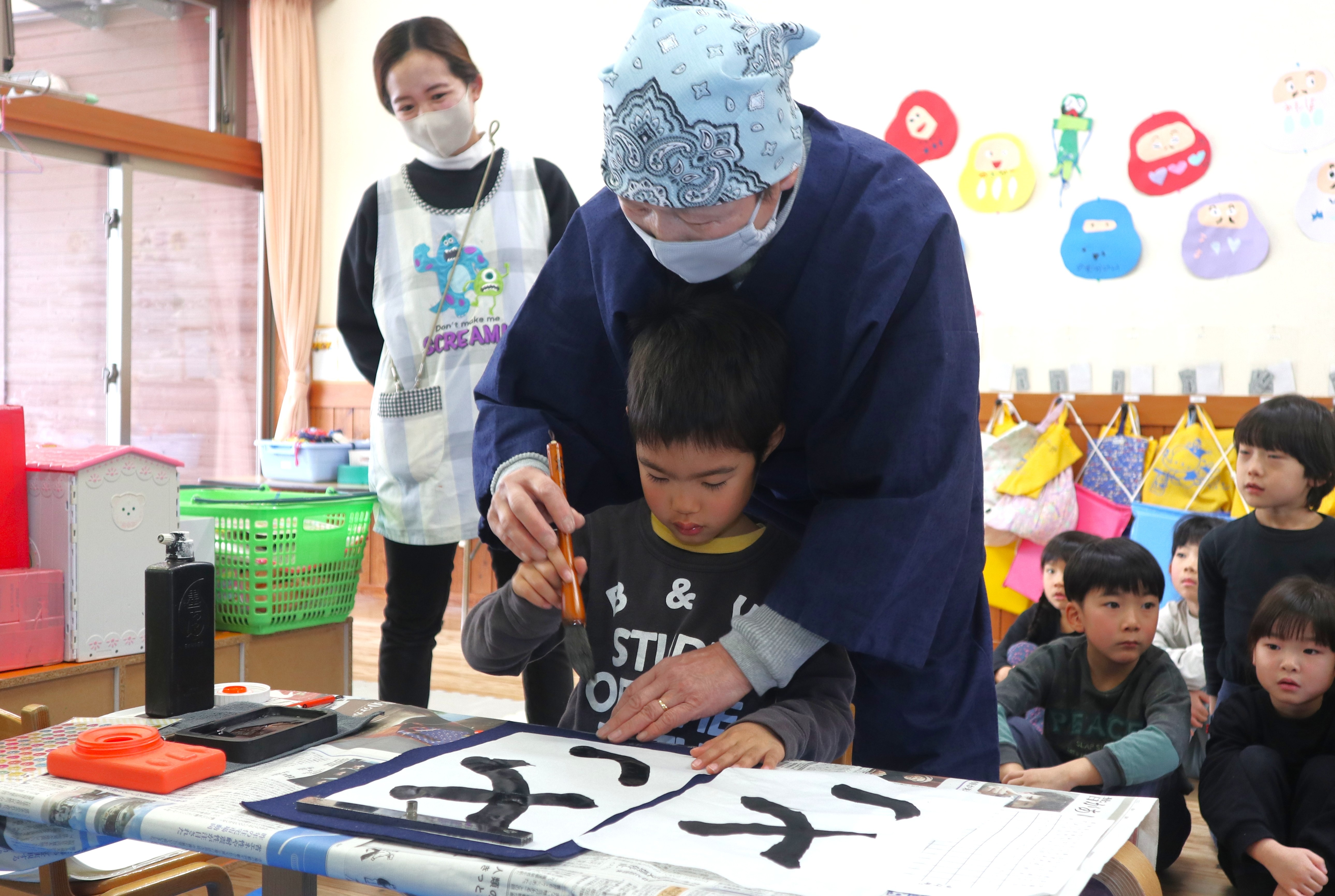 心穏やかに…園児らが初めて書道を体験