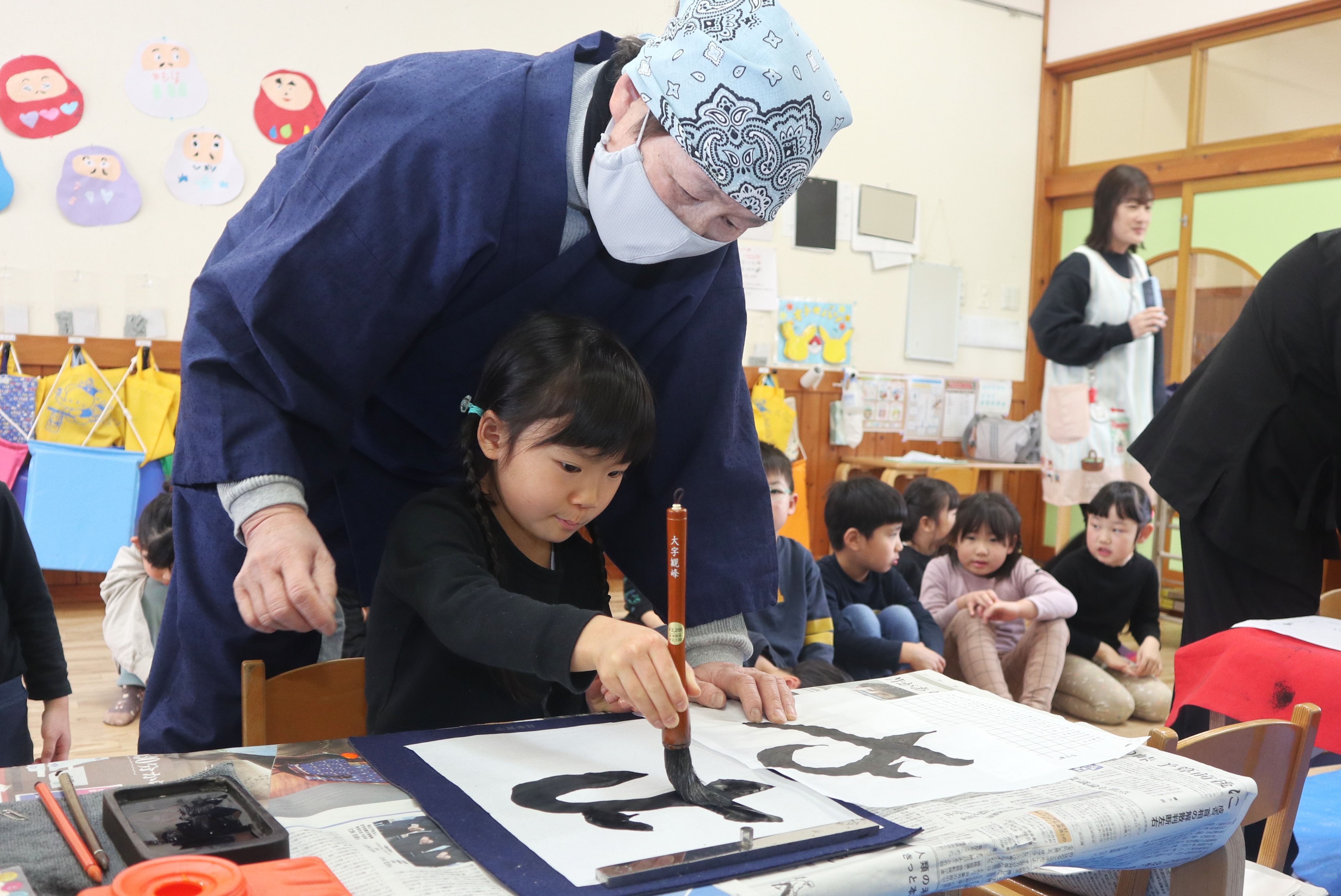 心穏やかに…園児らが初めて書道を体験