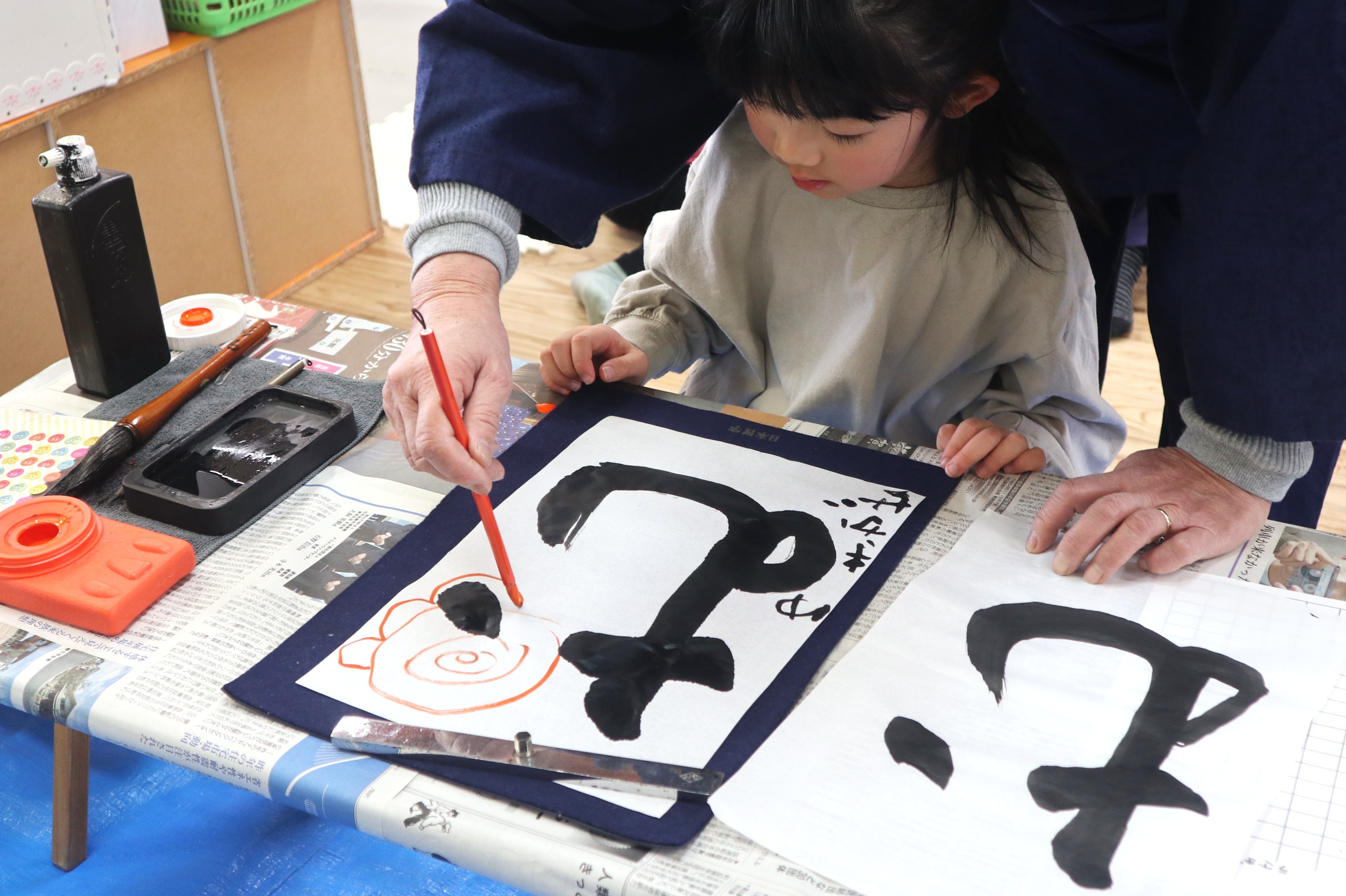 心穏やかに…園児らが初めて書道を体験