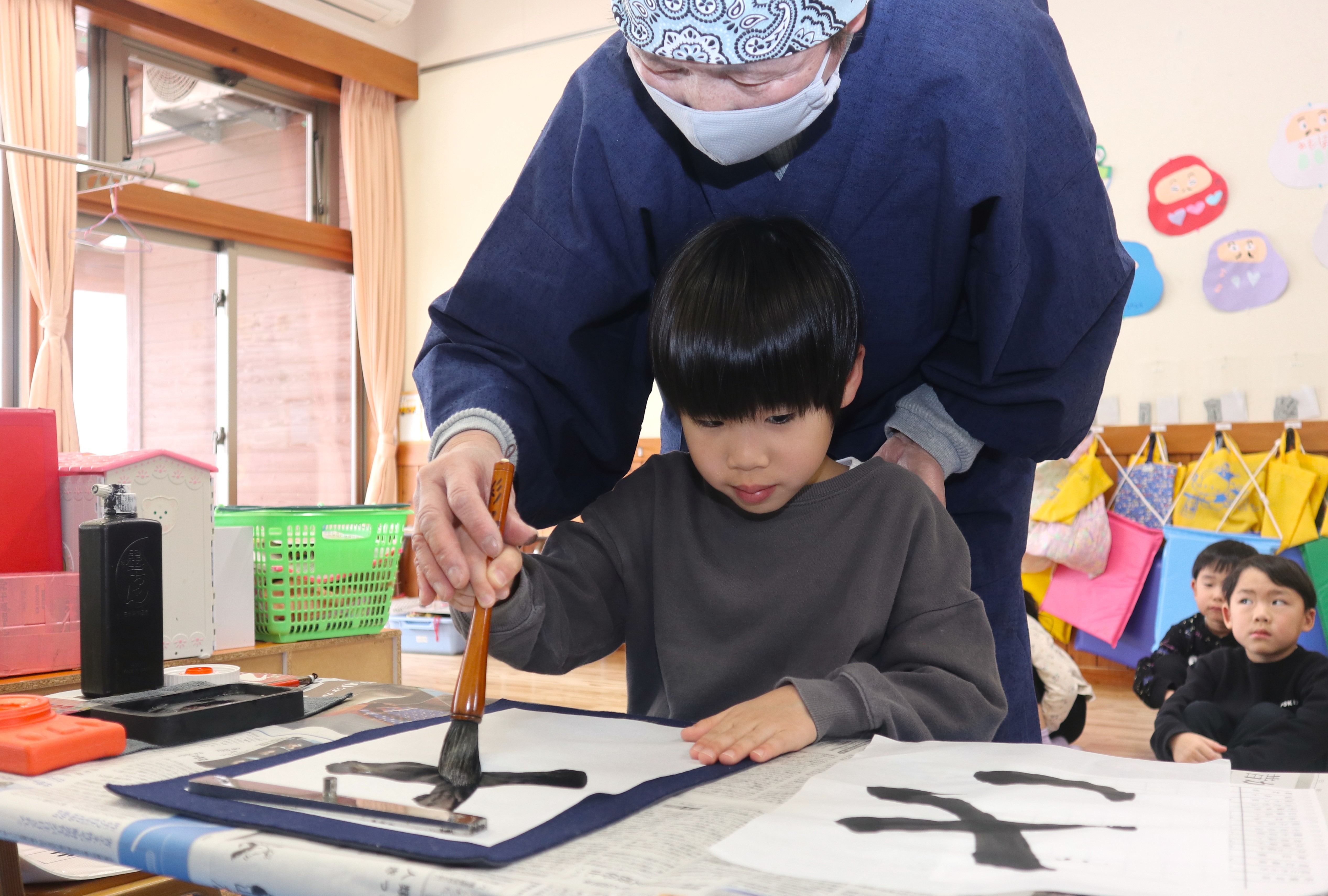 心穏やかに…園児らが初めて書道を体験