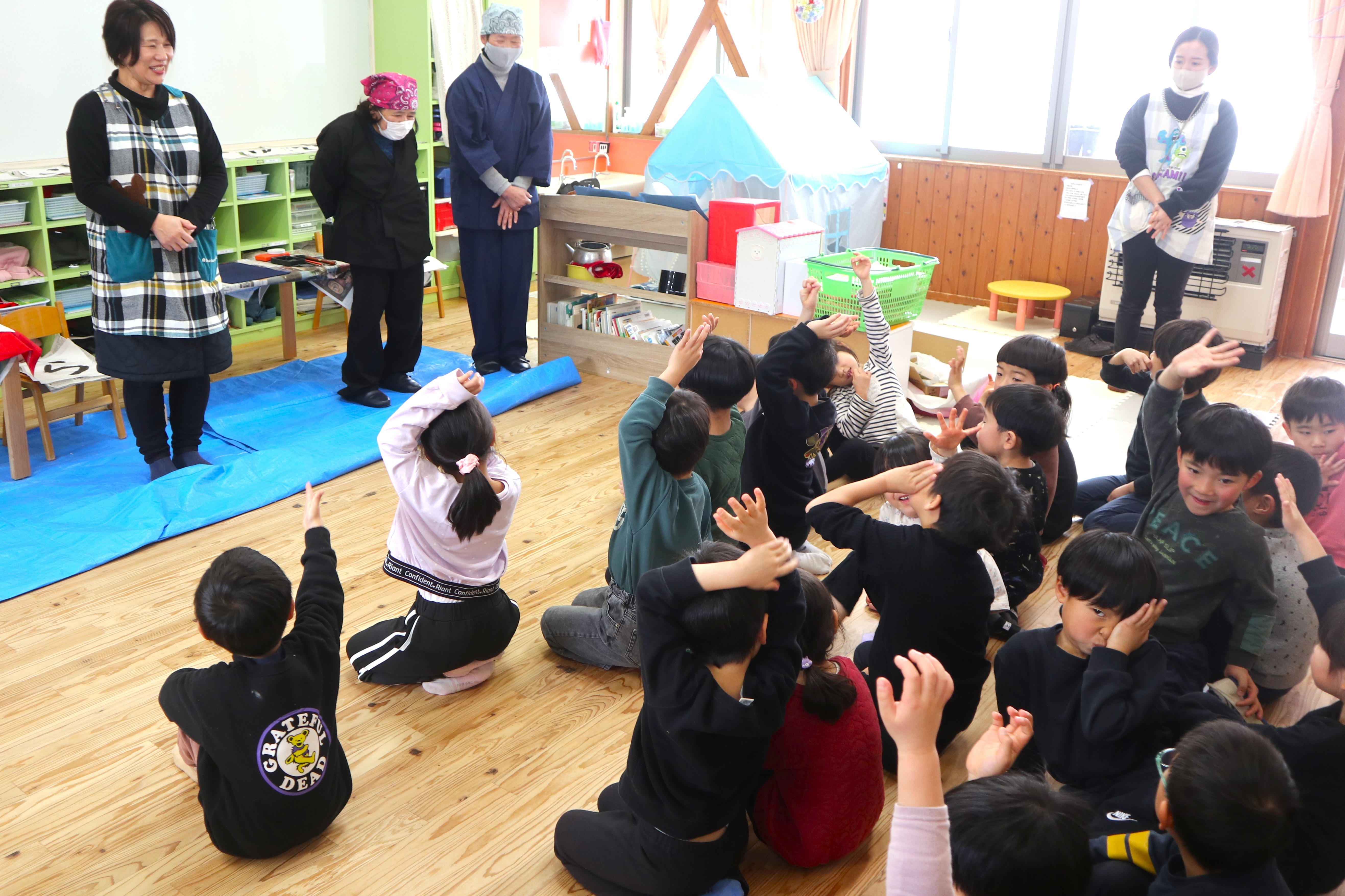 心穏やかに…園児らが初めて書道を体験