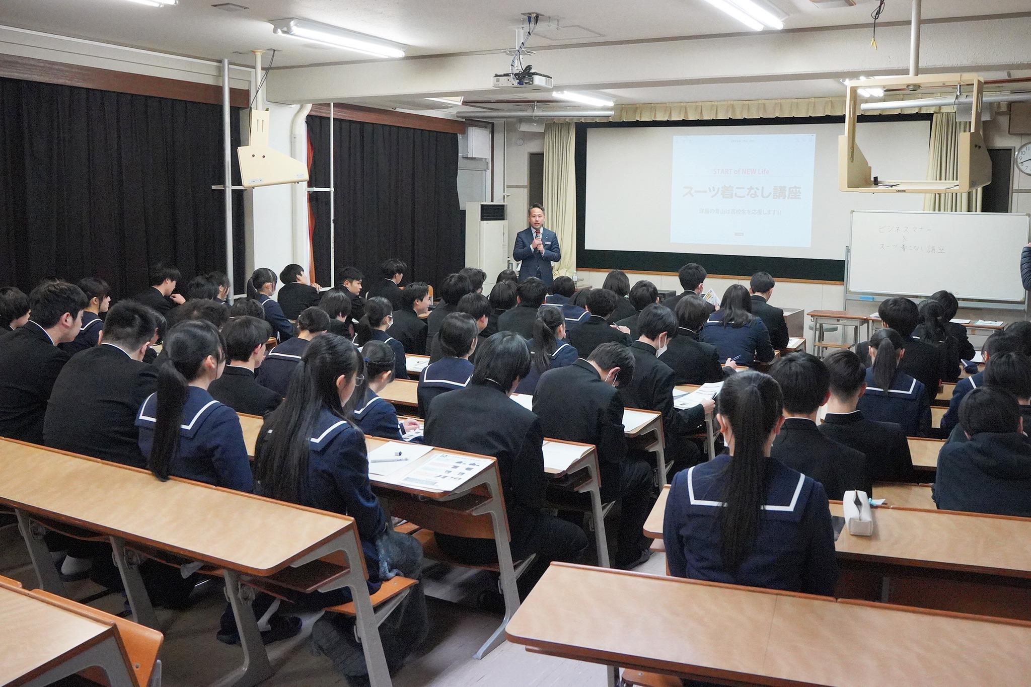 吉城高校で「スーツ着こなし講座」が開かれました