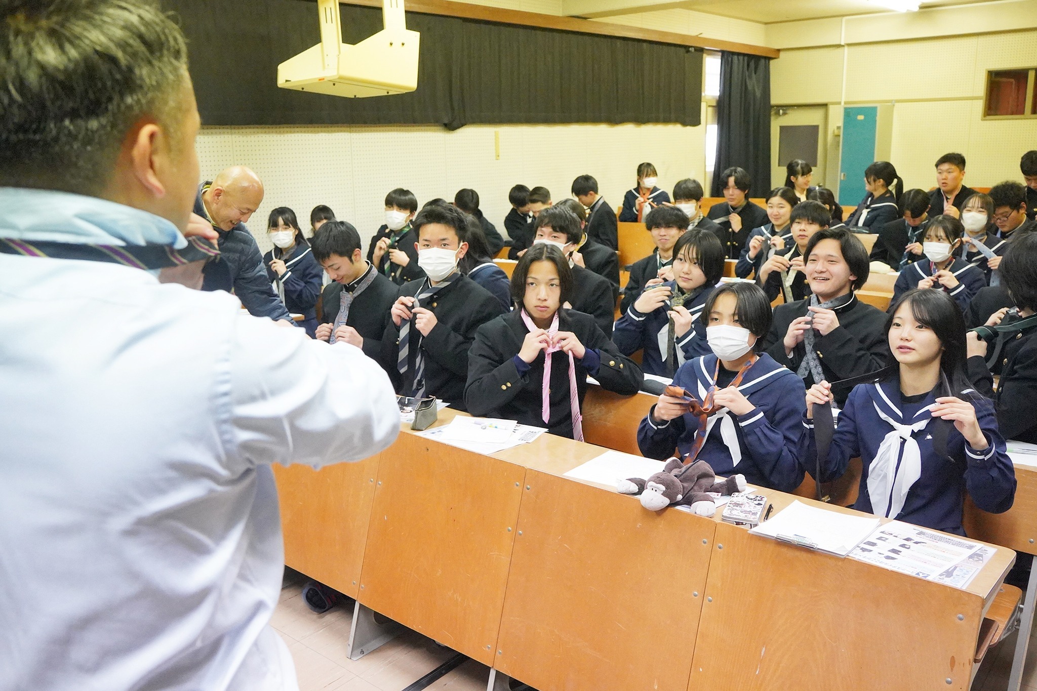 吉城高校で「スーツ着こなし講座」が開かれました