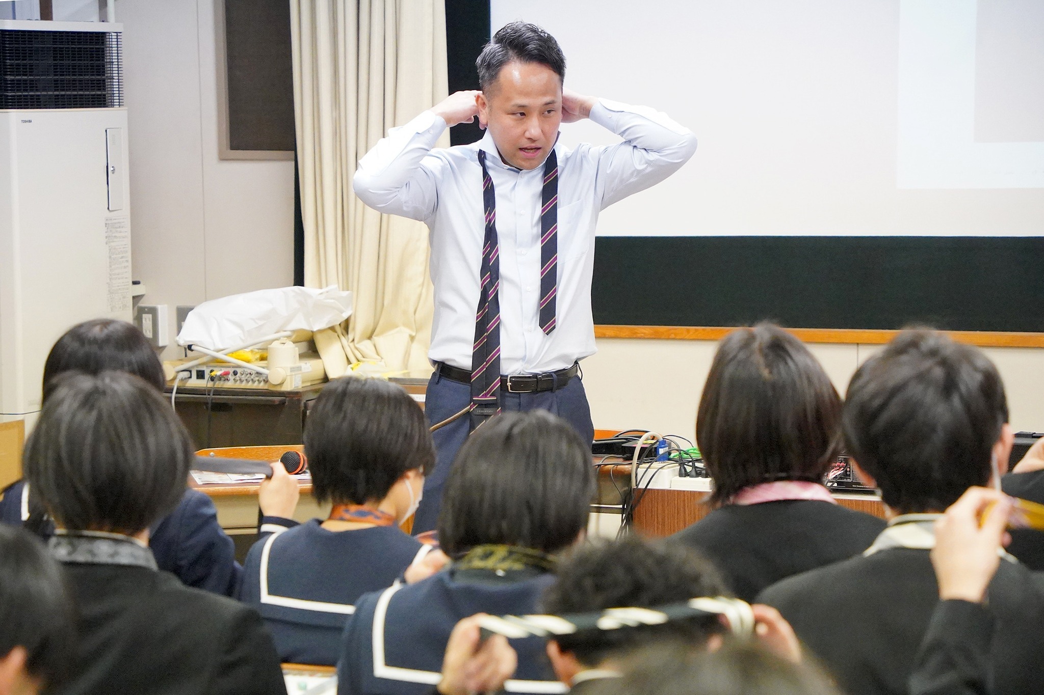 吉城高校で「スーツ着こなし講座」が開かれました