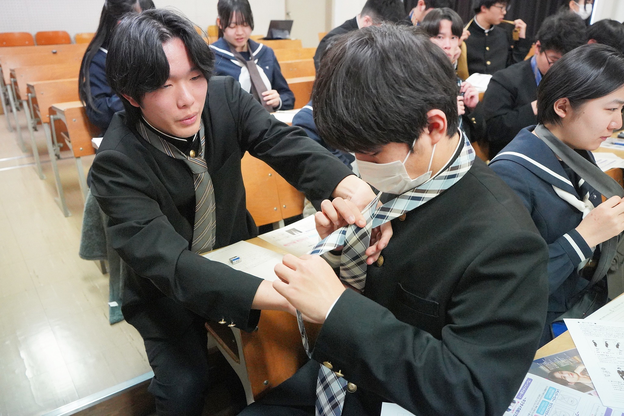 吉城高校で「スーツ着こなし講座」が開かれました