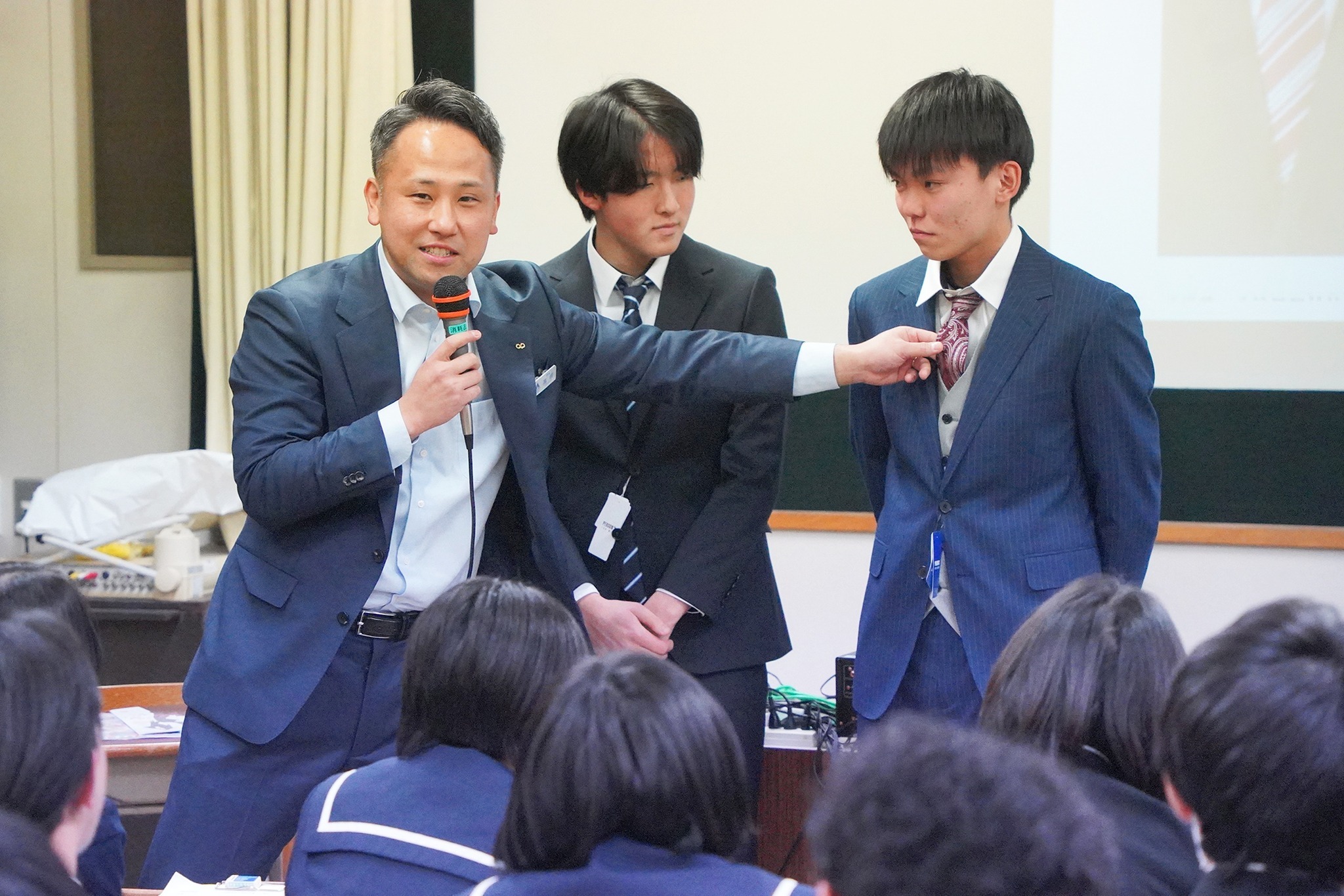 吉城高校で「スーツ着こなし講座」が開かれました