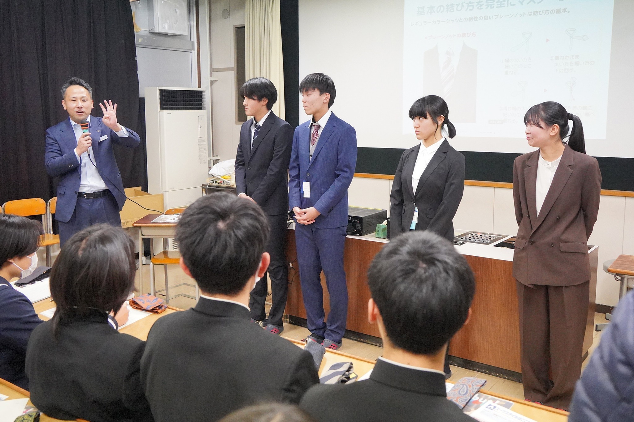 吉城高校で「スーツ着こなし講座」が開かれました