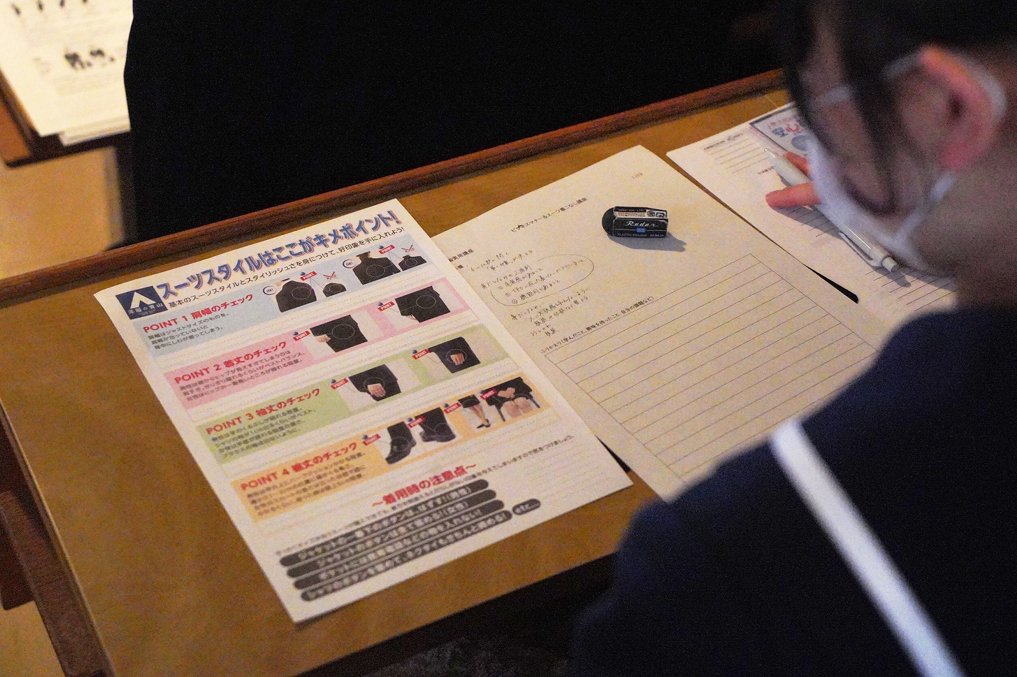 吉城高校で「スーツ着こなし講座」が開かれました