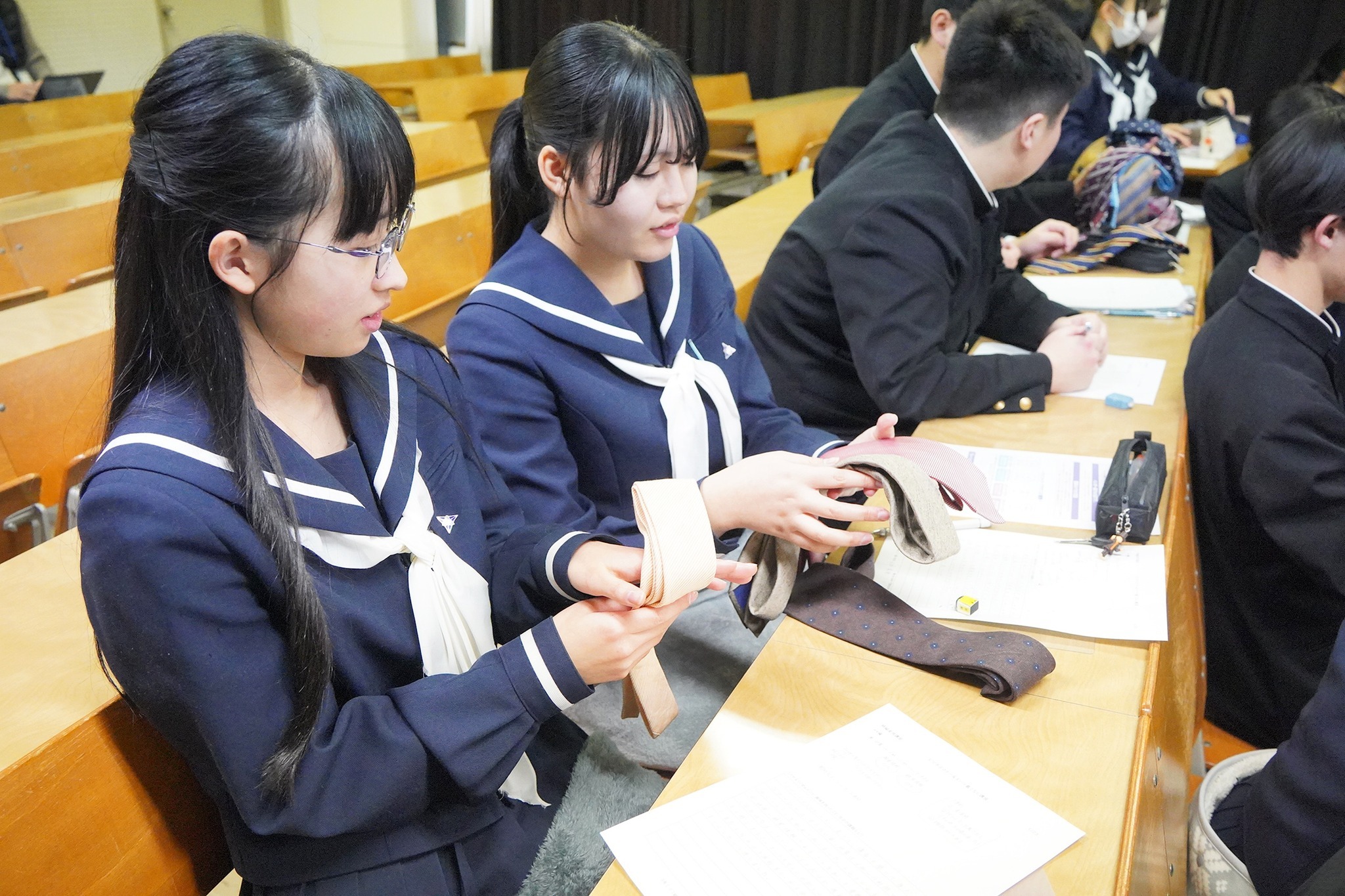 吉城高校で「スーツ着こなし講座」が開かれました