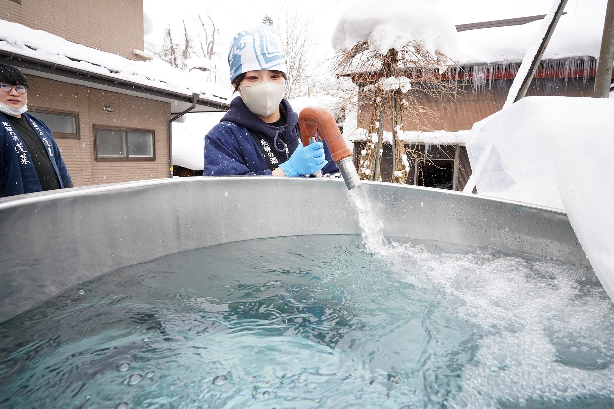 「飛騨かわい雪中酒」の水採り作業が行われました