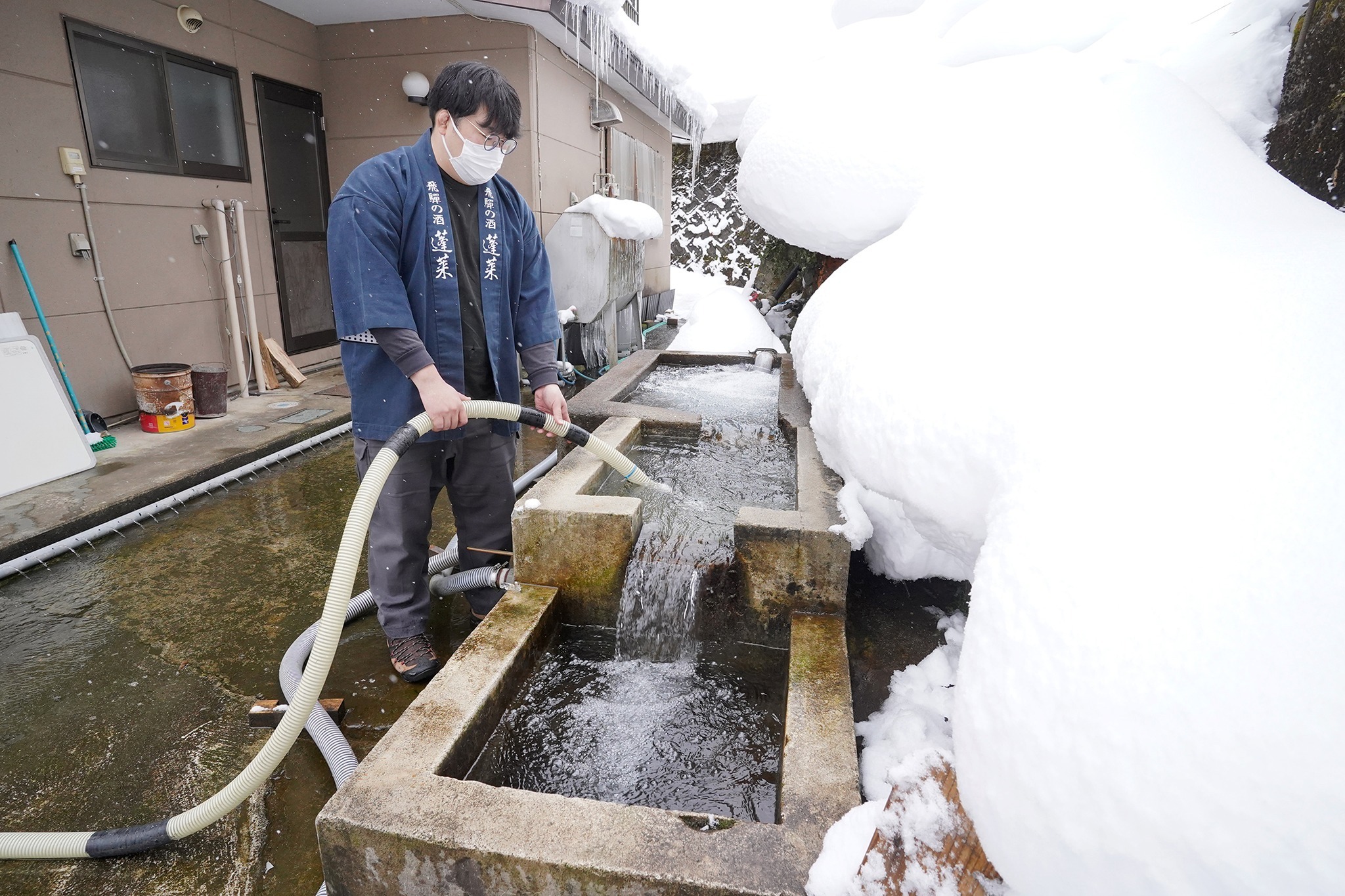 「飛騨かわい雪中酒」の水採り作業が行われました