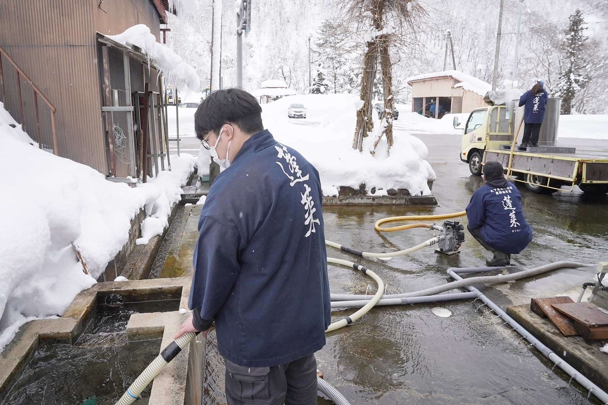 「飛騨かわい雪中酒」の水採り作業が行われました