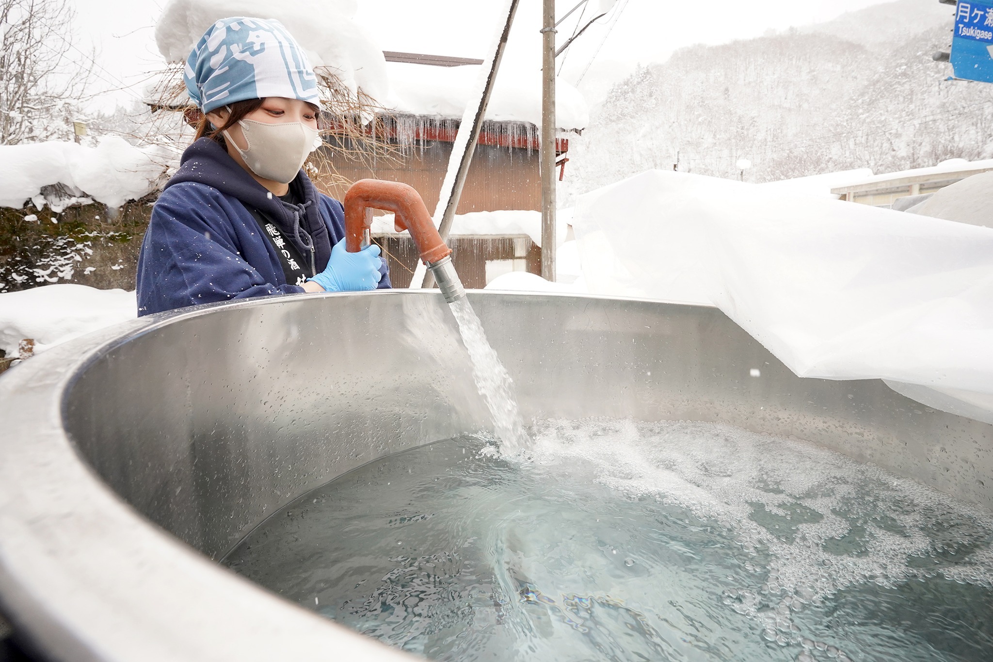 「飛騨かわい雪中酒」の水採り作業が行われました