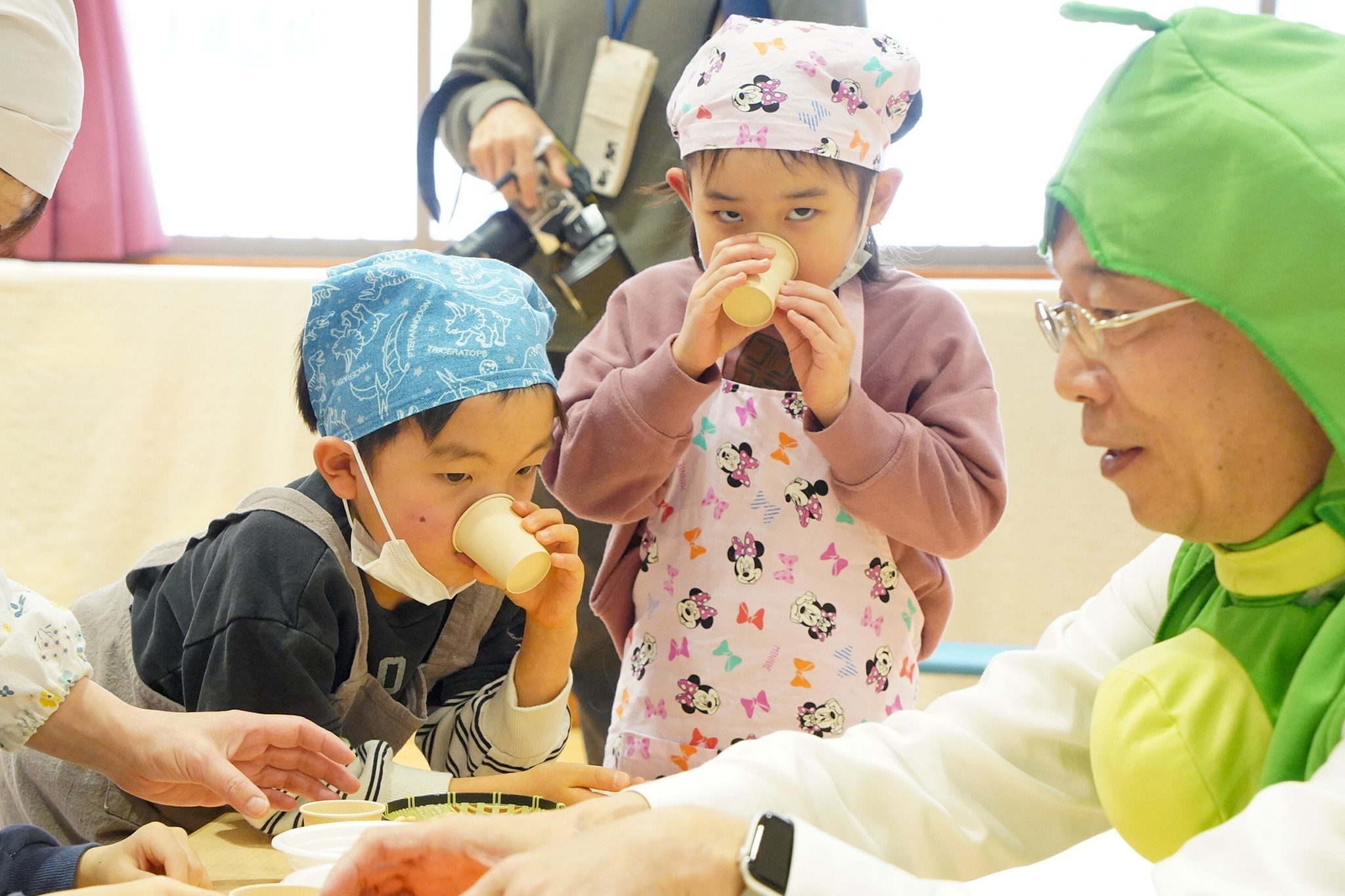 きな粉やおはぎを自分で作って食べ、豆の魅力を学びました