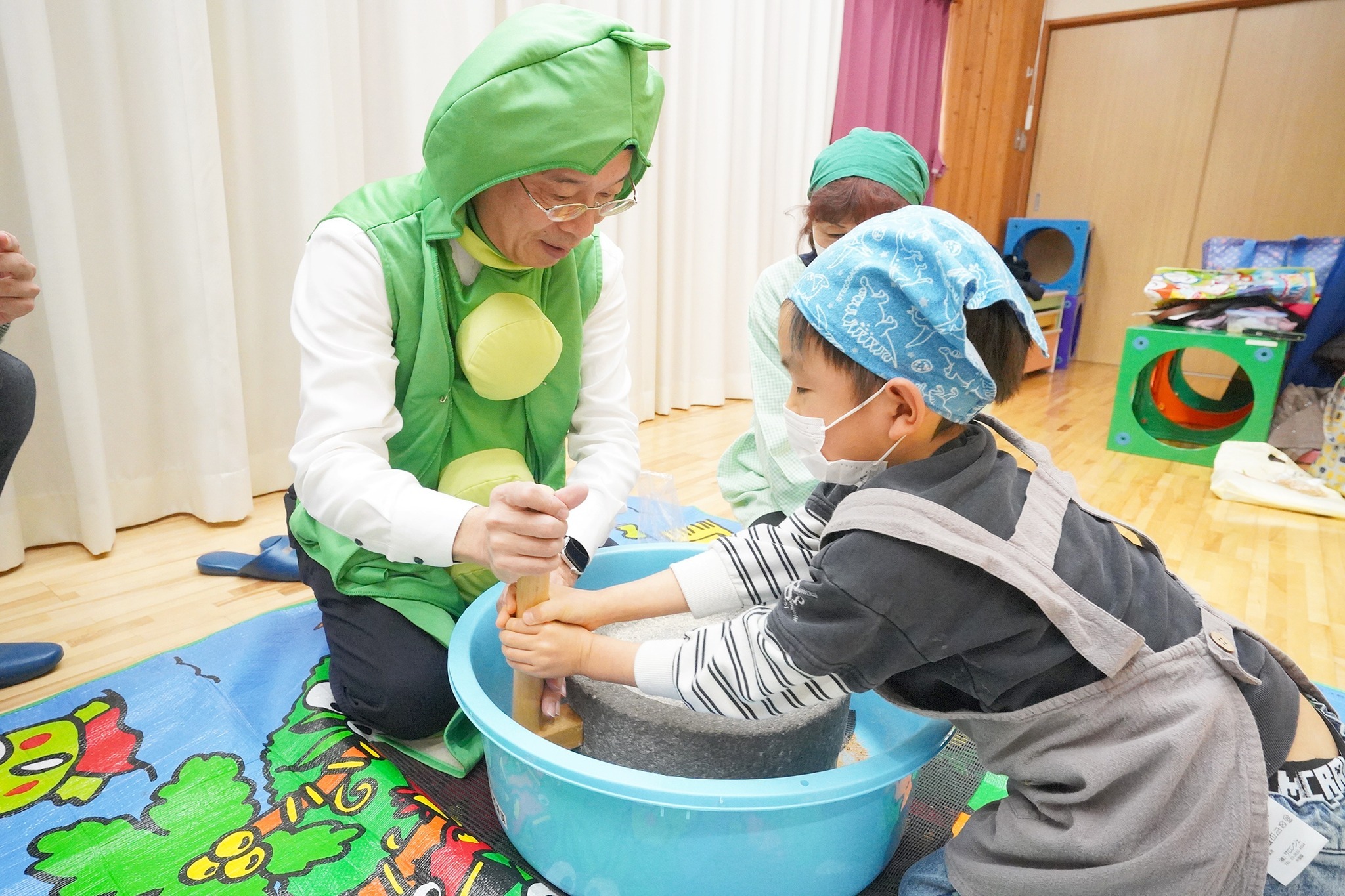 きな粉やおはぎを自分で作って食べ、豆の魅力を学びました