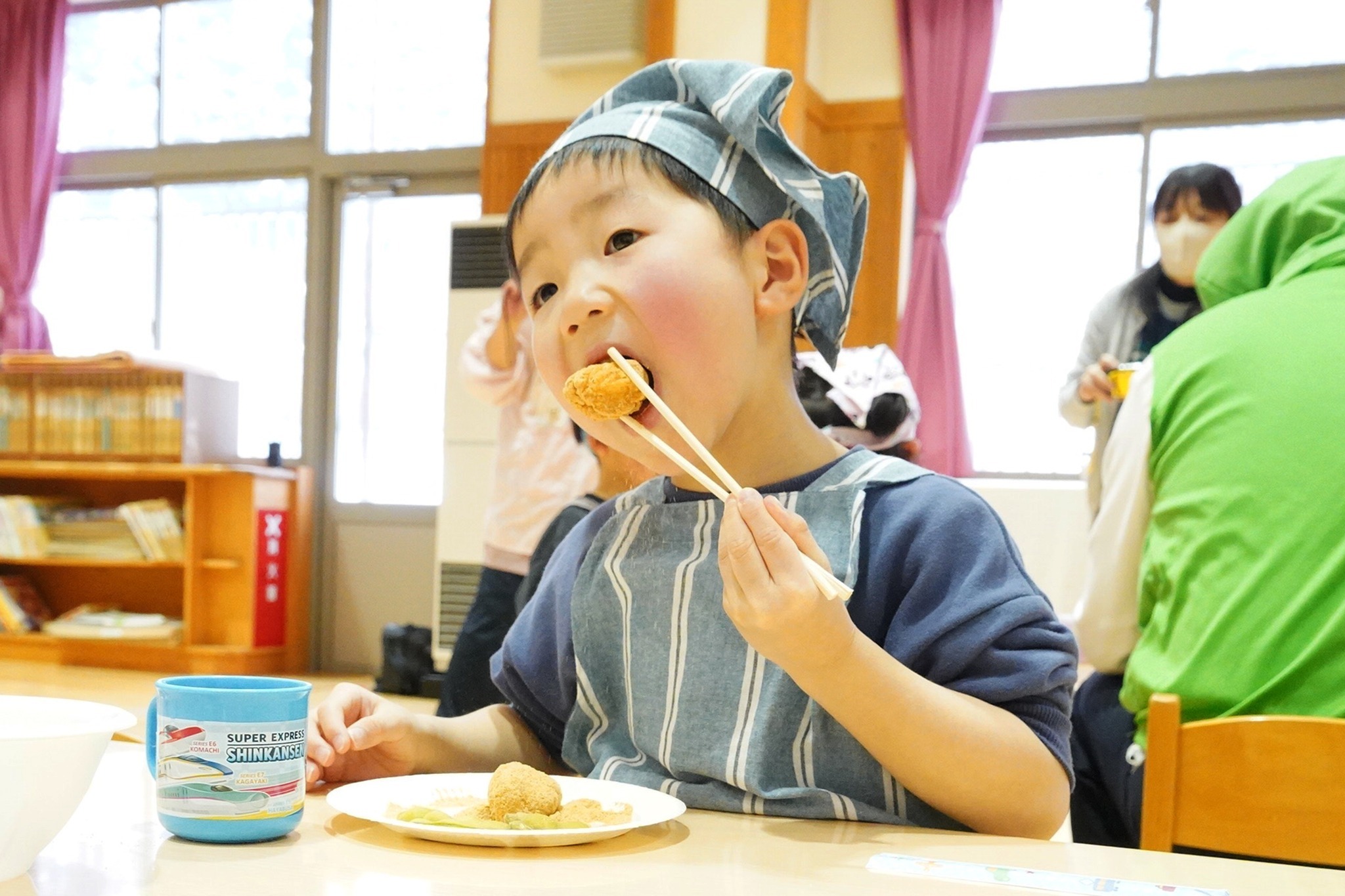 きな粉やおはぎを自分で作って食べ、豆の魅力を学びました