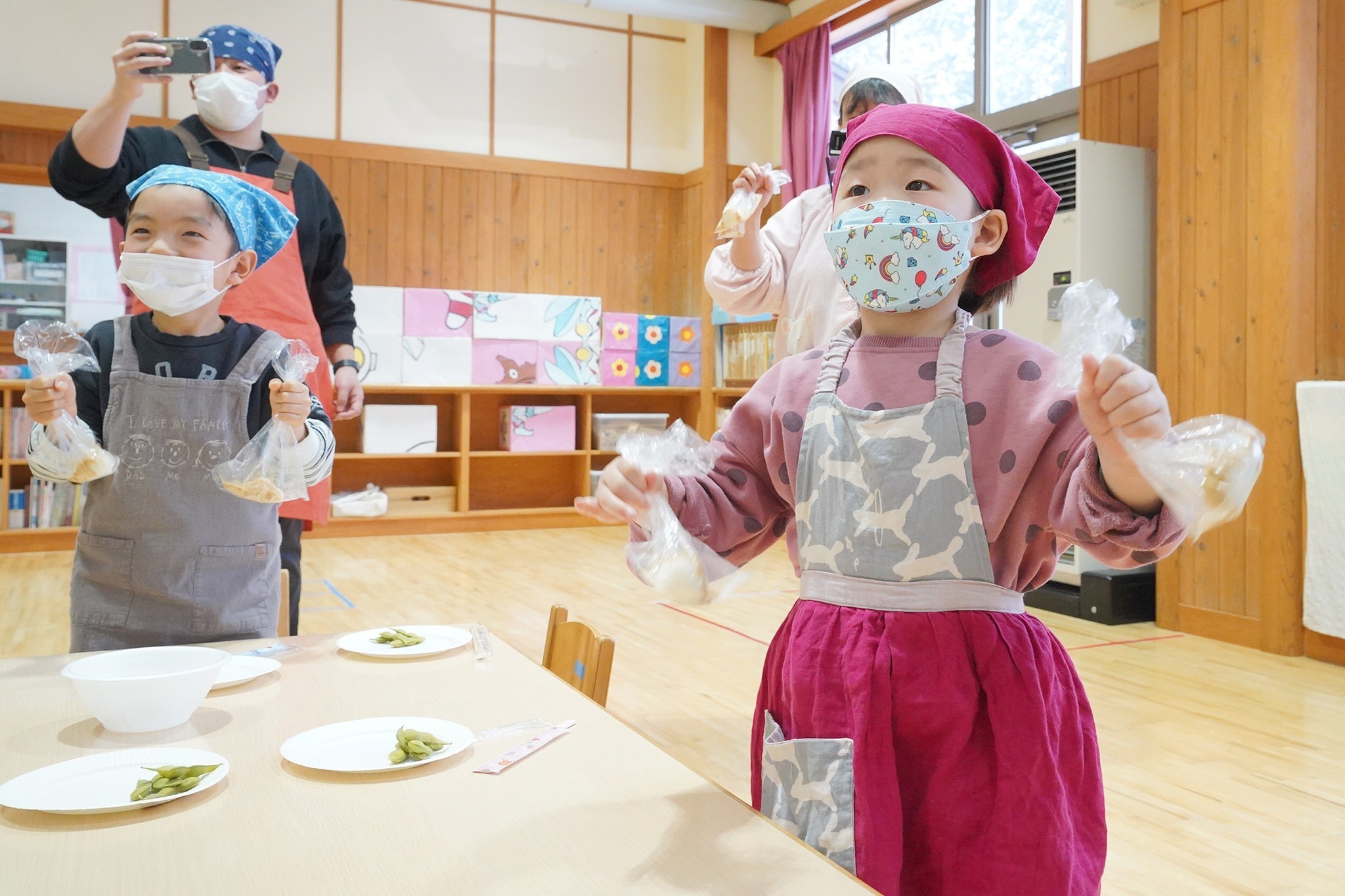 きな粉やおはぎを自分で作って食べ、豆の魅力を学びました