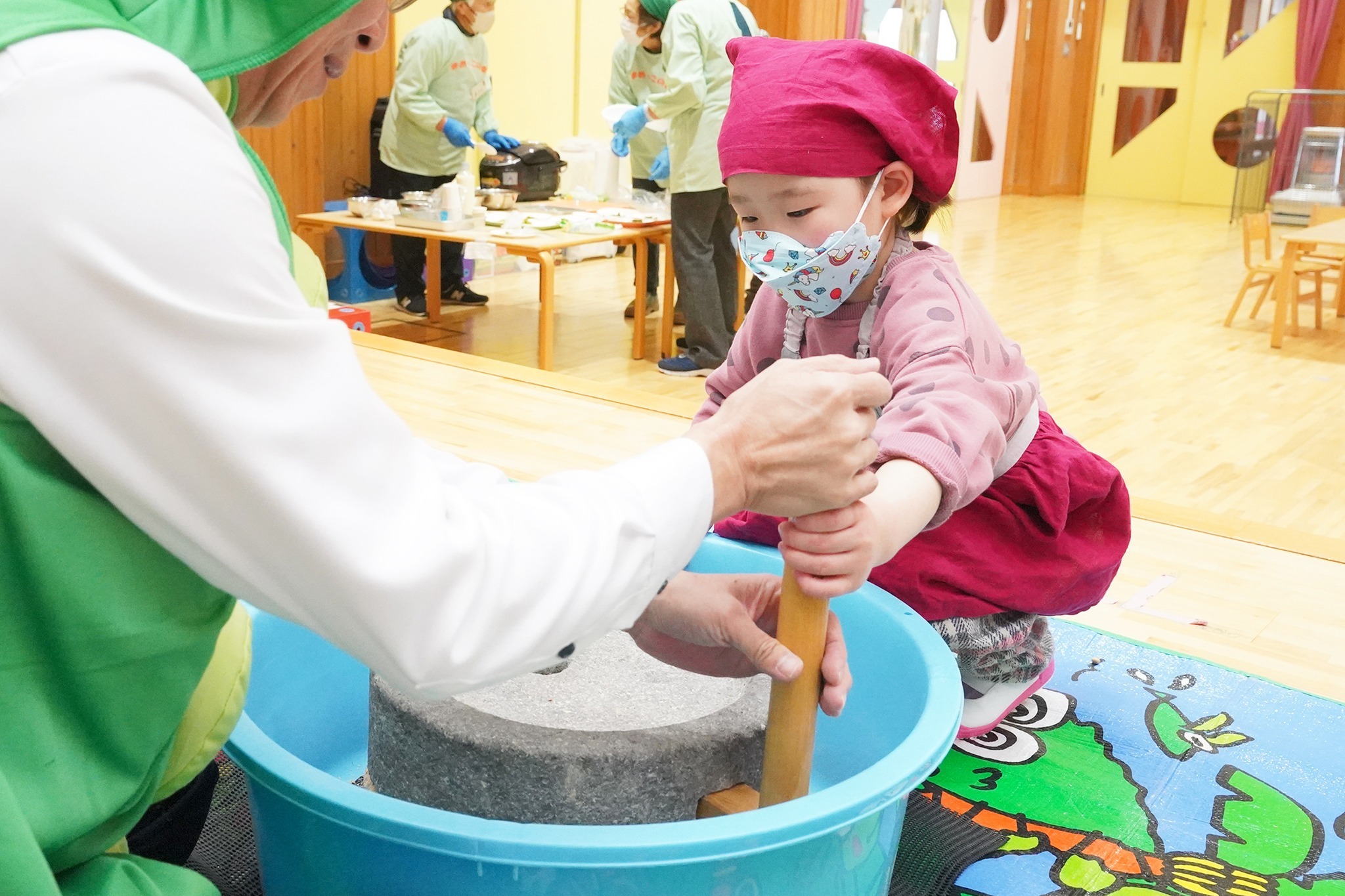 きな粉やおはぎを自分で作って食べ、豆の魅力を学びました