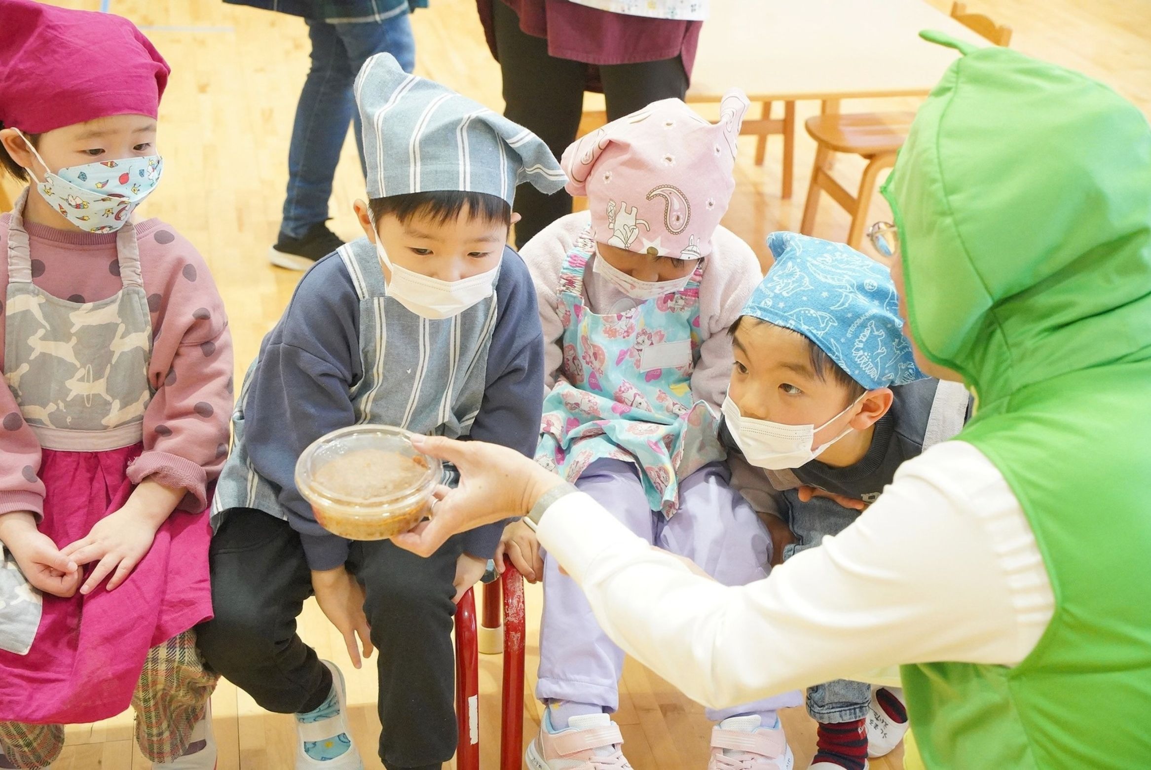 きな粉やおはぎを自分で作って食べ、豆の魅力を学びました