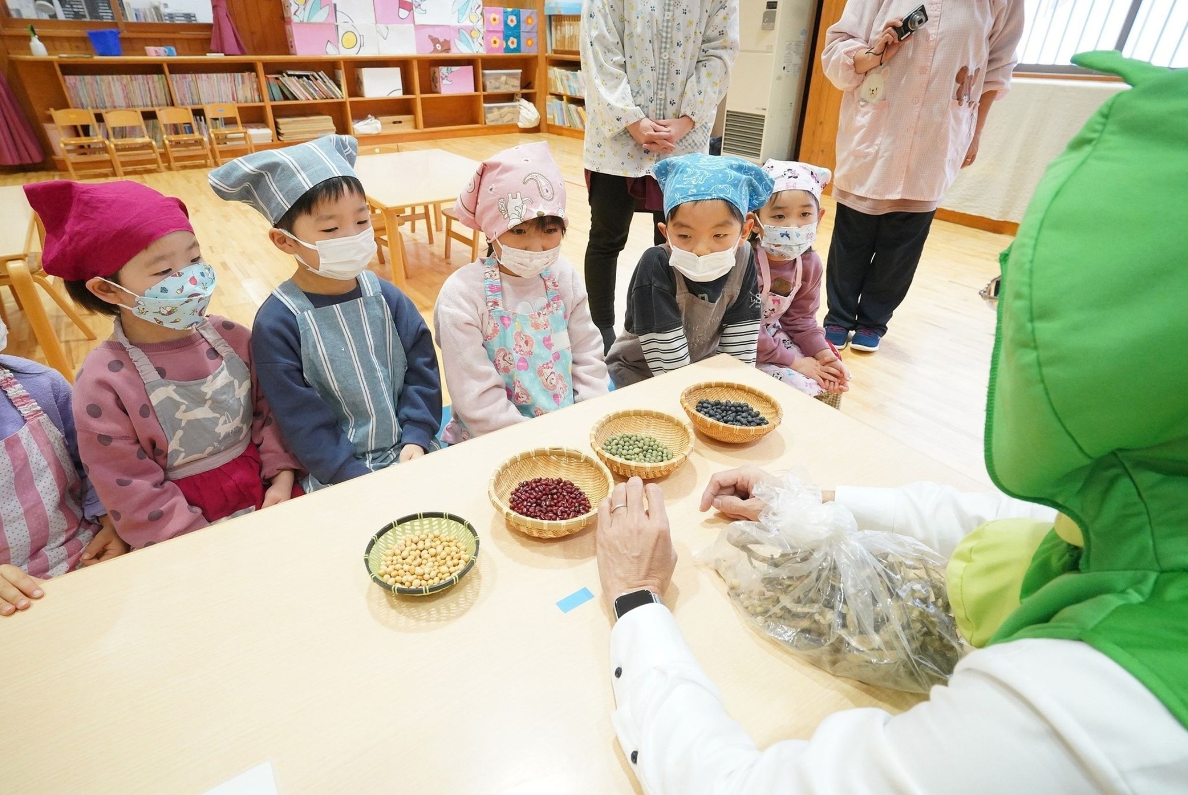 きな粉やおはぎを自分で作って食べ、豆の魅力を学びました