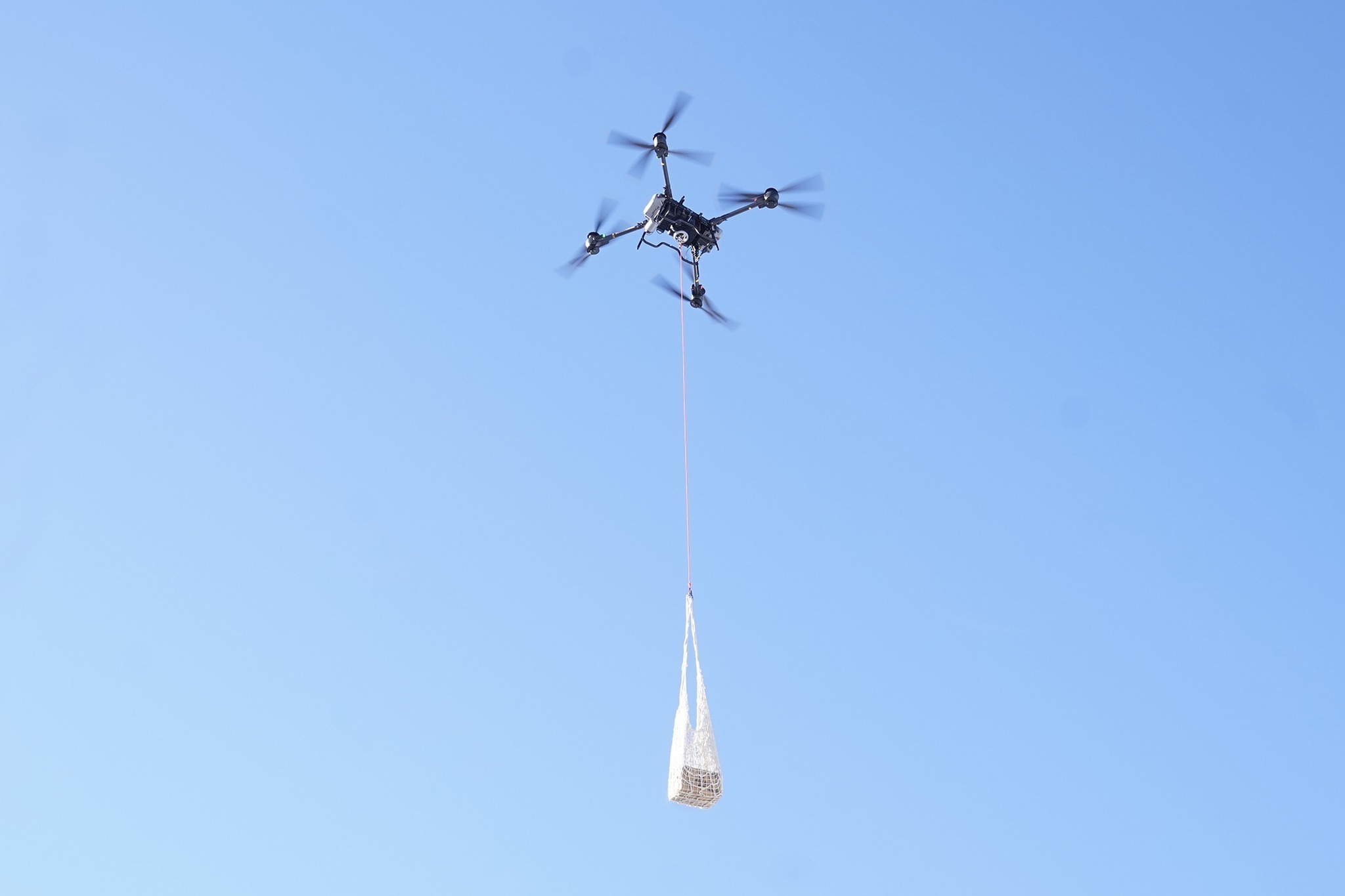 ドローンを使った災害時の物資輸送訓練を行いました