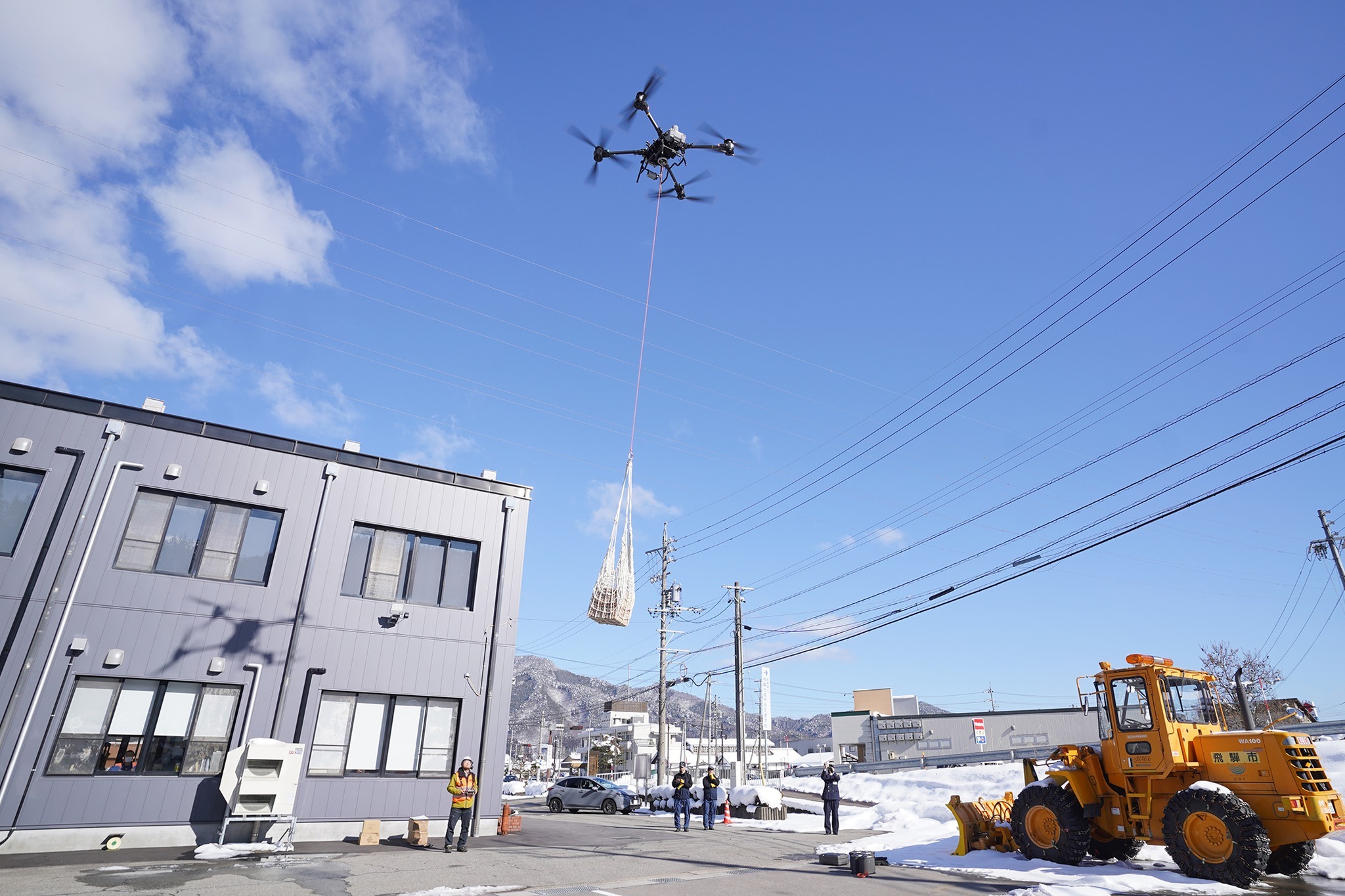 ドローンを使った災害時の物資輸送訓練を行いました