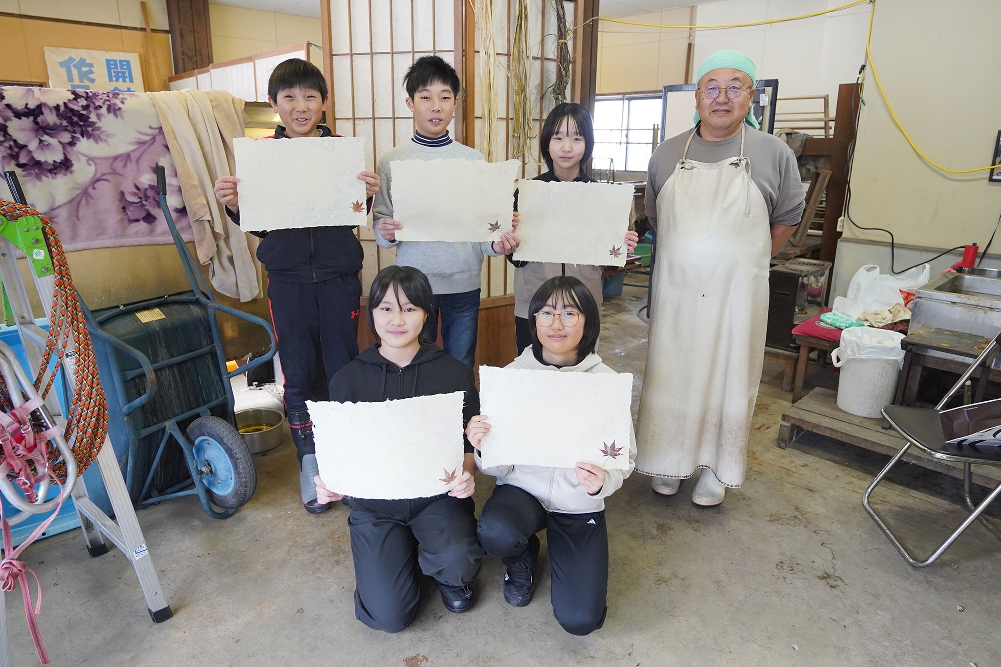 河合小学校の児童が自分の卒業証書に使われる和紙の紙すきを行いました