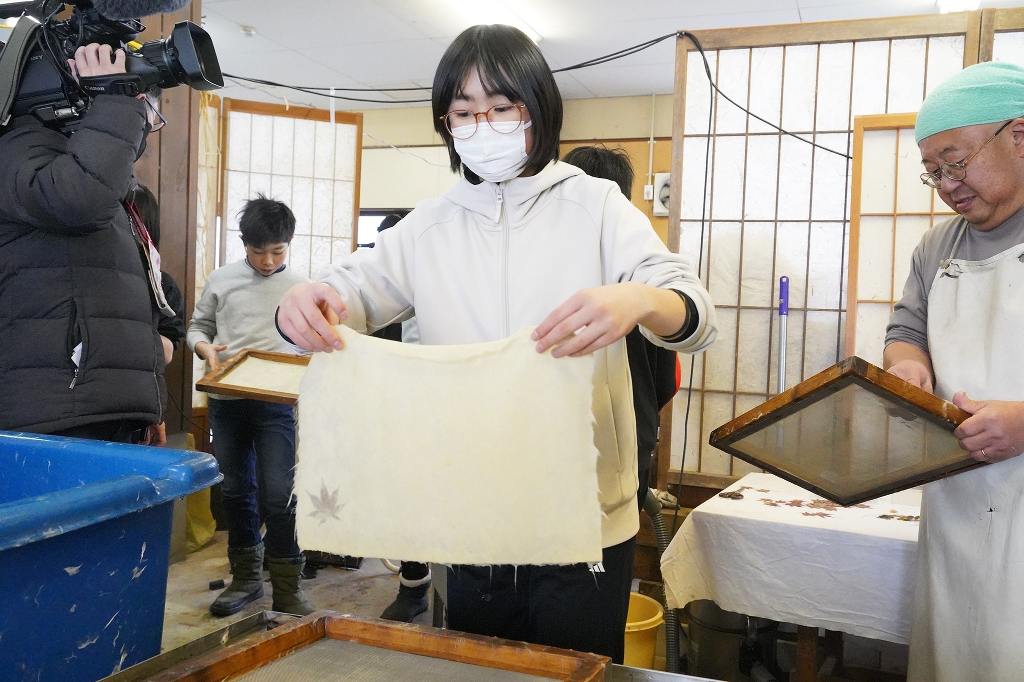 河合小学校の児童が自分の卒業証書に使われる和紙の紙すきを行いました