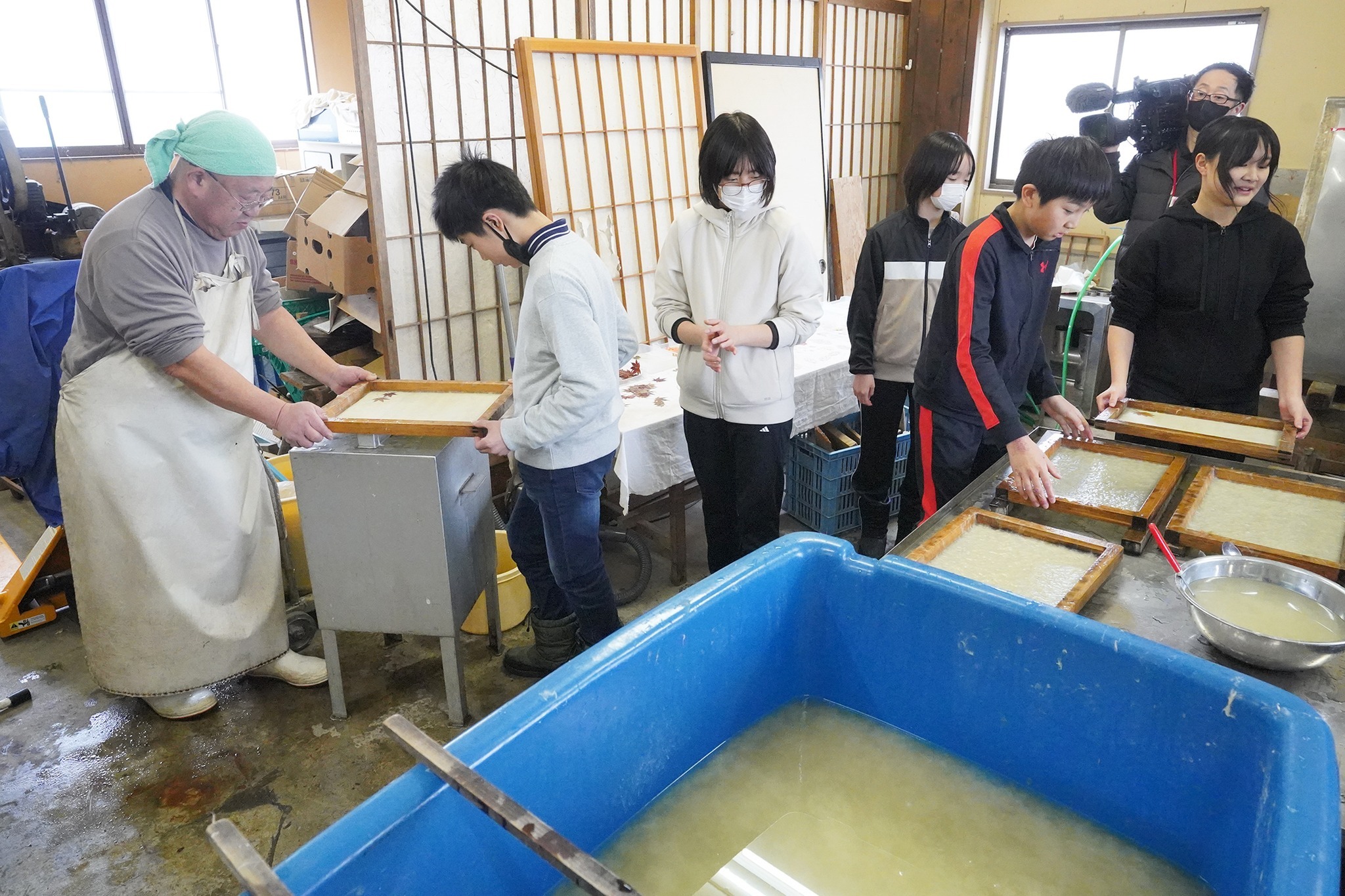 河合小学校の児童が自分の卒業証書に使われる和紙の紙すきを行いました