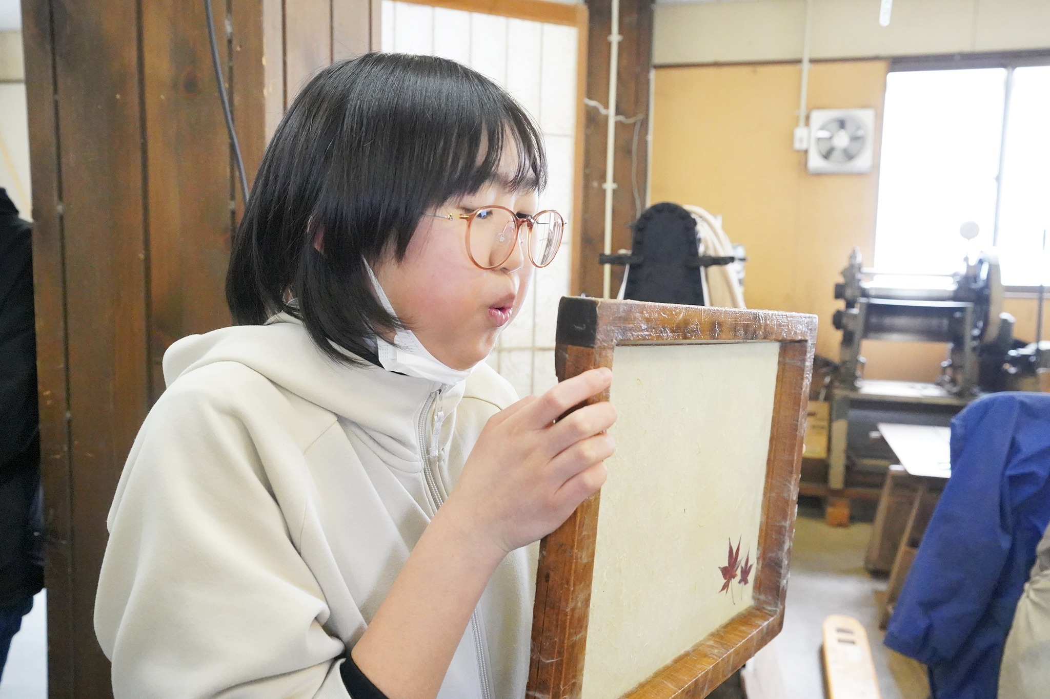 河合小学校の児童が自分の卒業証書に使われる和紙の紙すきを行いました