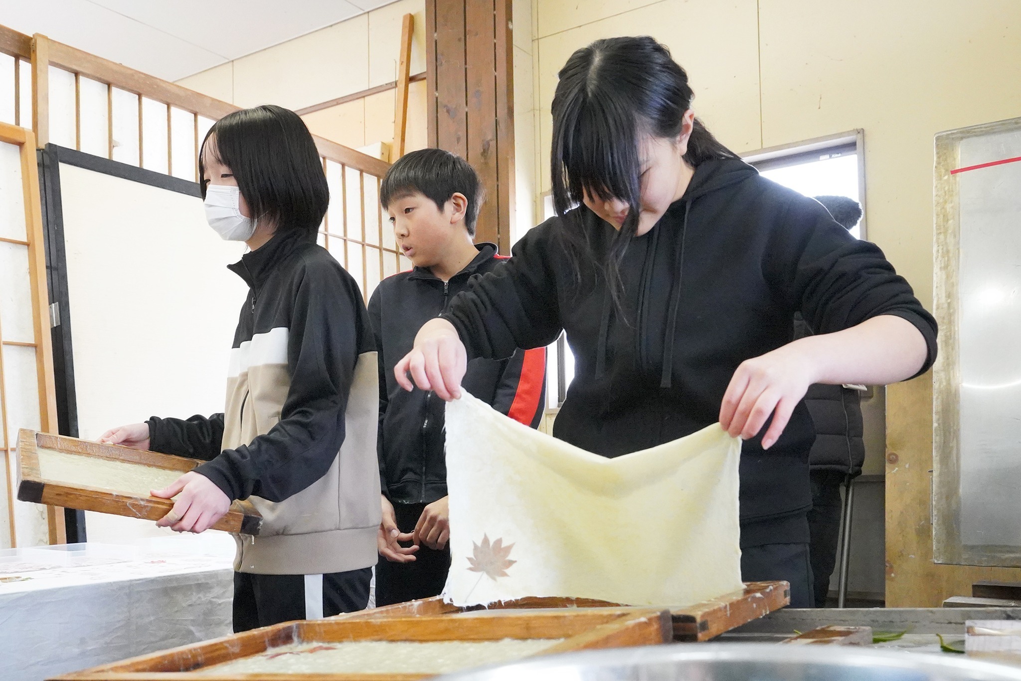 河合小学校の児童が自分の卒業証書に使われる和紙の紙すきを行いました