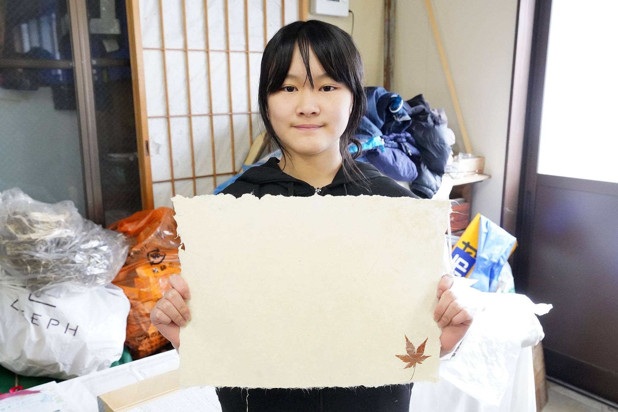 河合小学校の児童が自分の卒業証書に使われる和紙の紙すきを行いました