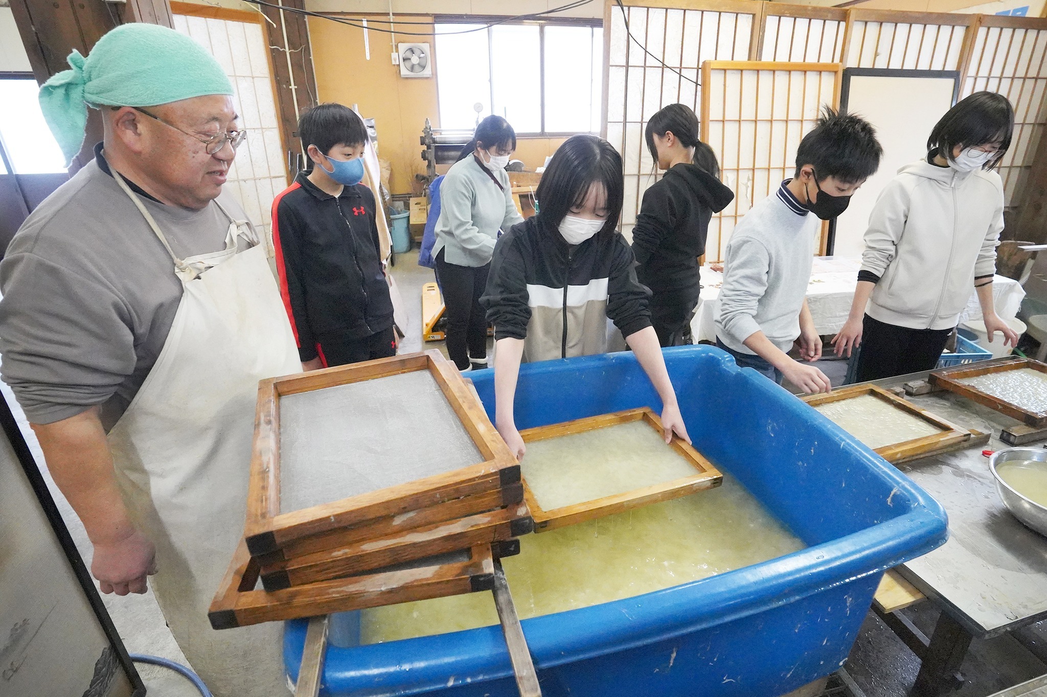 河合小学校の児童が自分の卒業証書に使われる和紙の紙すきを行いました