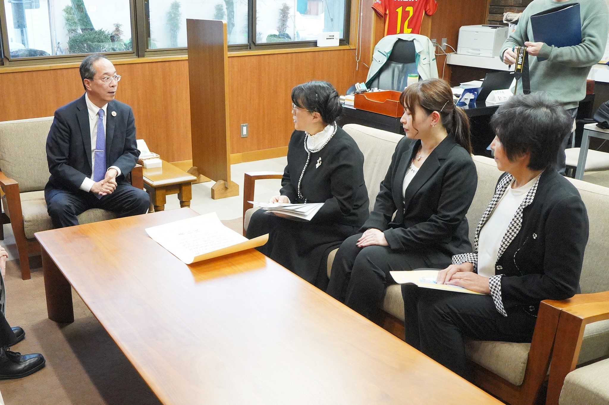 飛騨市家庭教育支援チーム「ハルジオン」が文部科学大臣表彰の受賞を報告