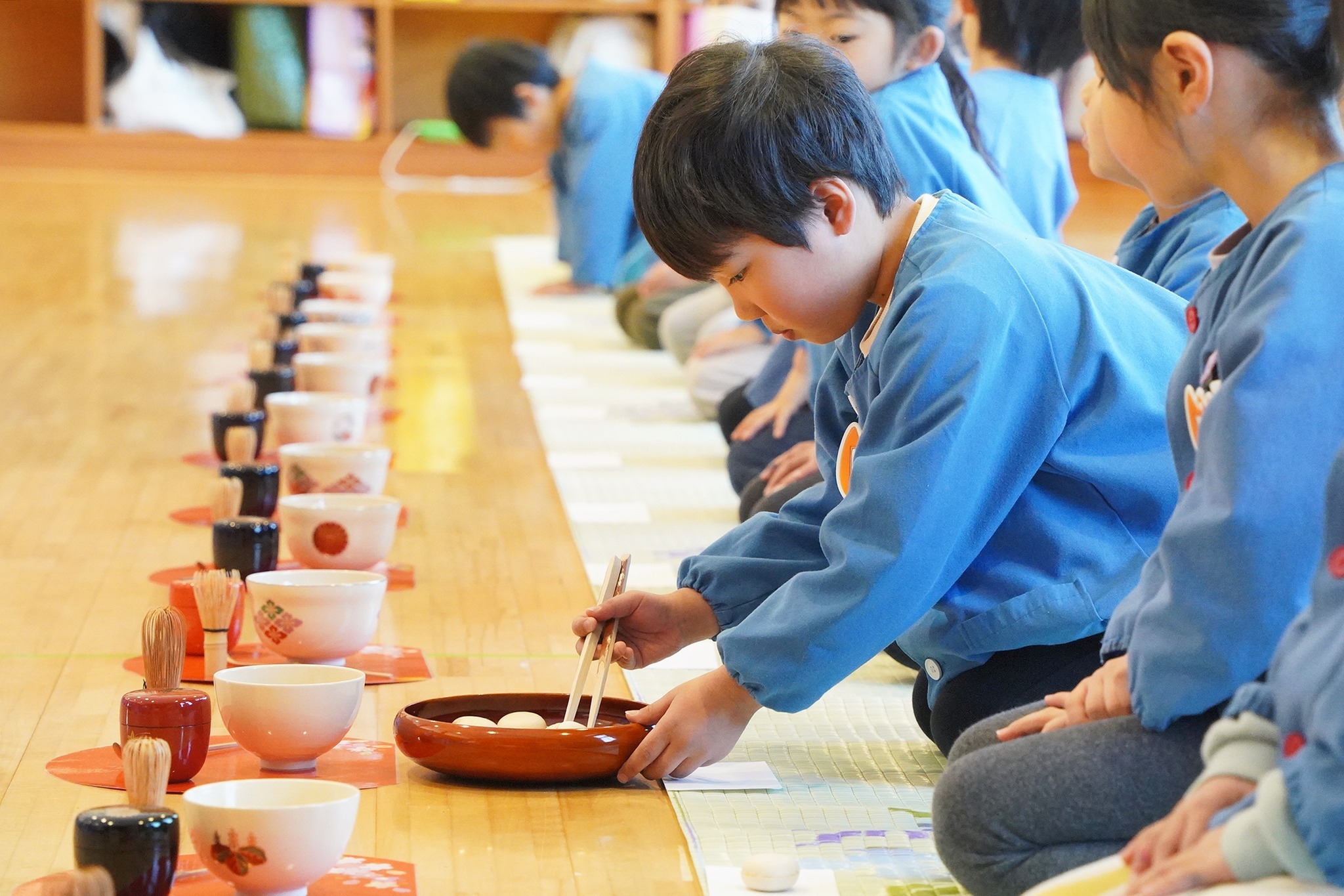 さくら保育園の年長園児が年中園児にお茶を点てました