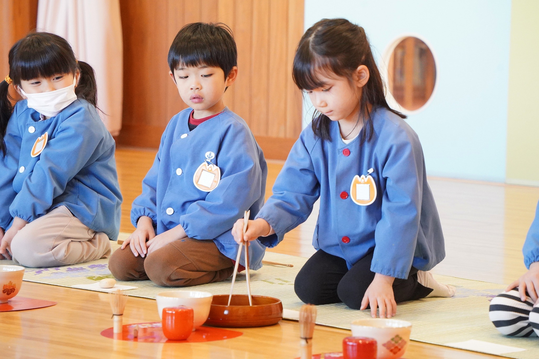 さくら保育園の年長園児が年中園児にお茶を点てました